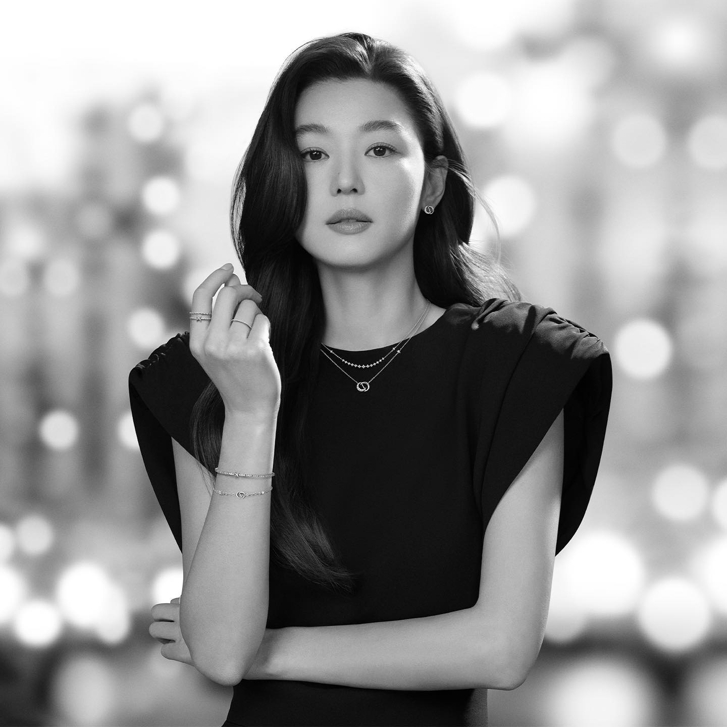 흑백에도 빛나는 전지현🖤🤍  이미지