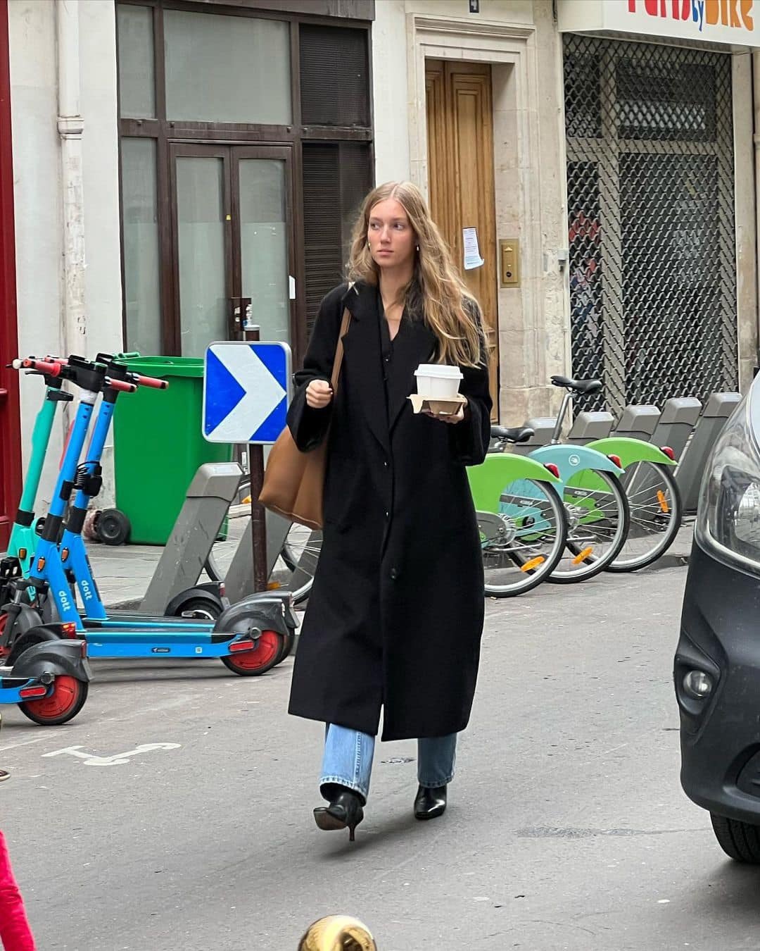 코트는 바닥에 끌릴정도로🖤​ 이미지