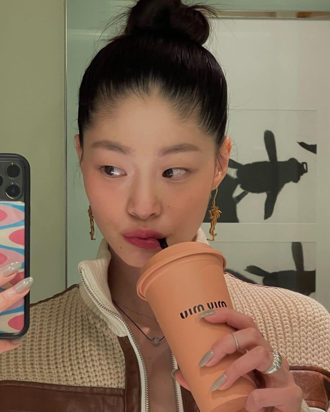 똥머리는 대충묶는게 젤 이뻐🖤​ 이미지