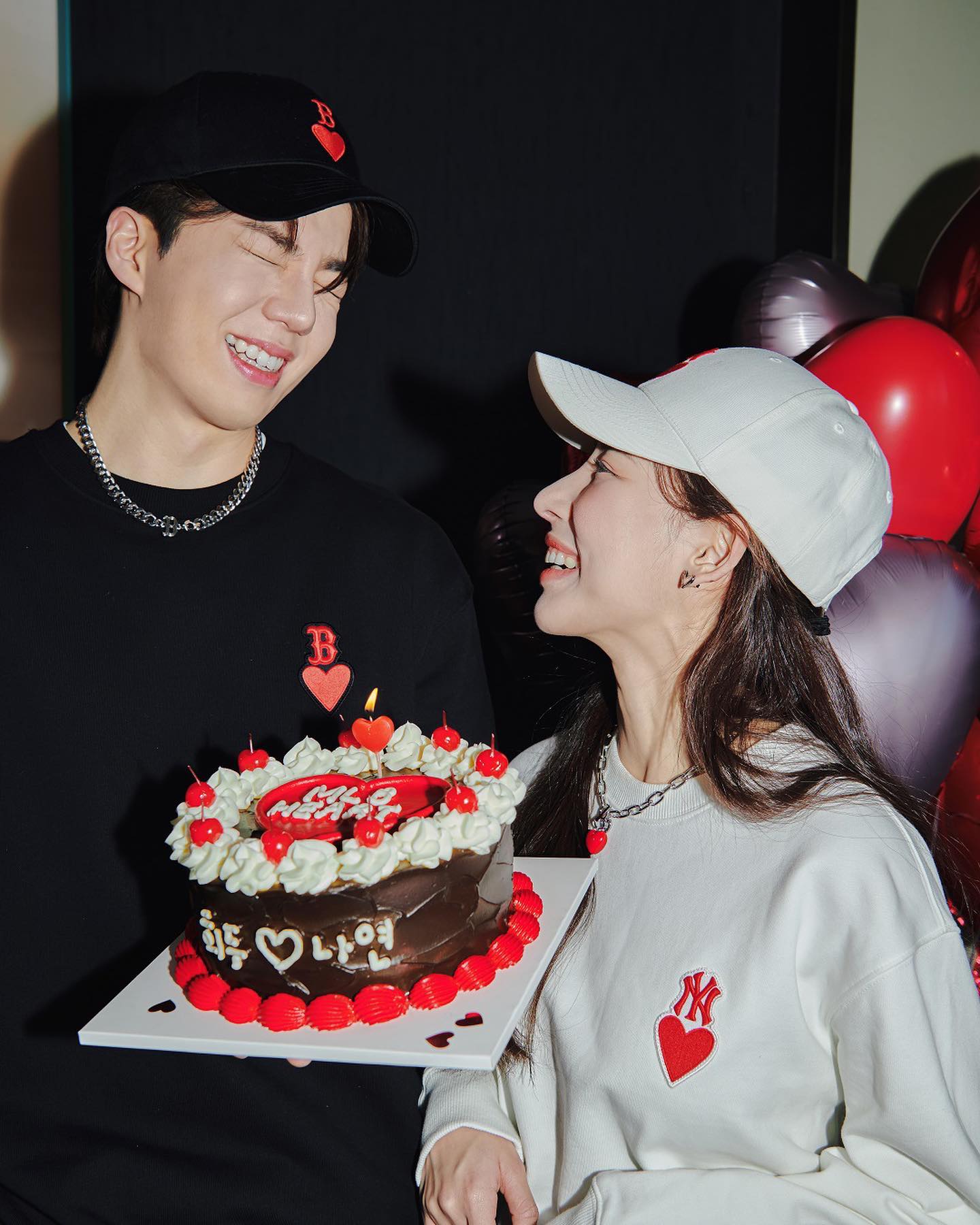 희두 나연 커플화보👩🏻‍❤️‍👨🏻❤️@달달해 
MLB 하트 컬렉션 발렌타인 기념 커플룩🖤🤍같이해요 #광고 이미지