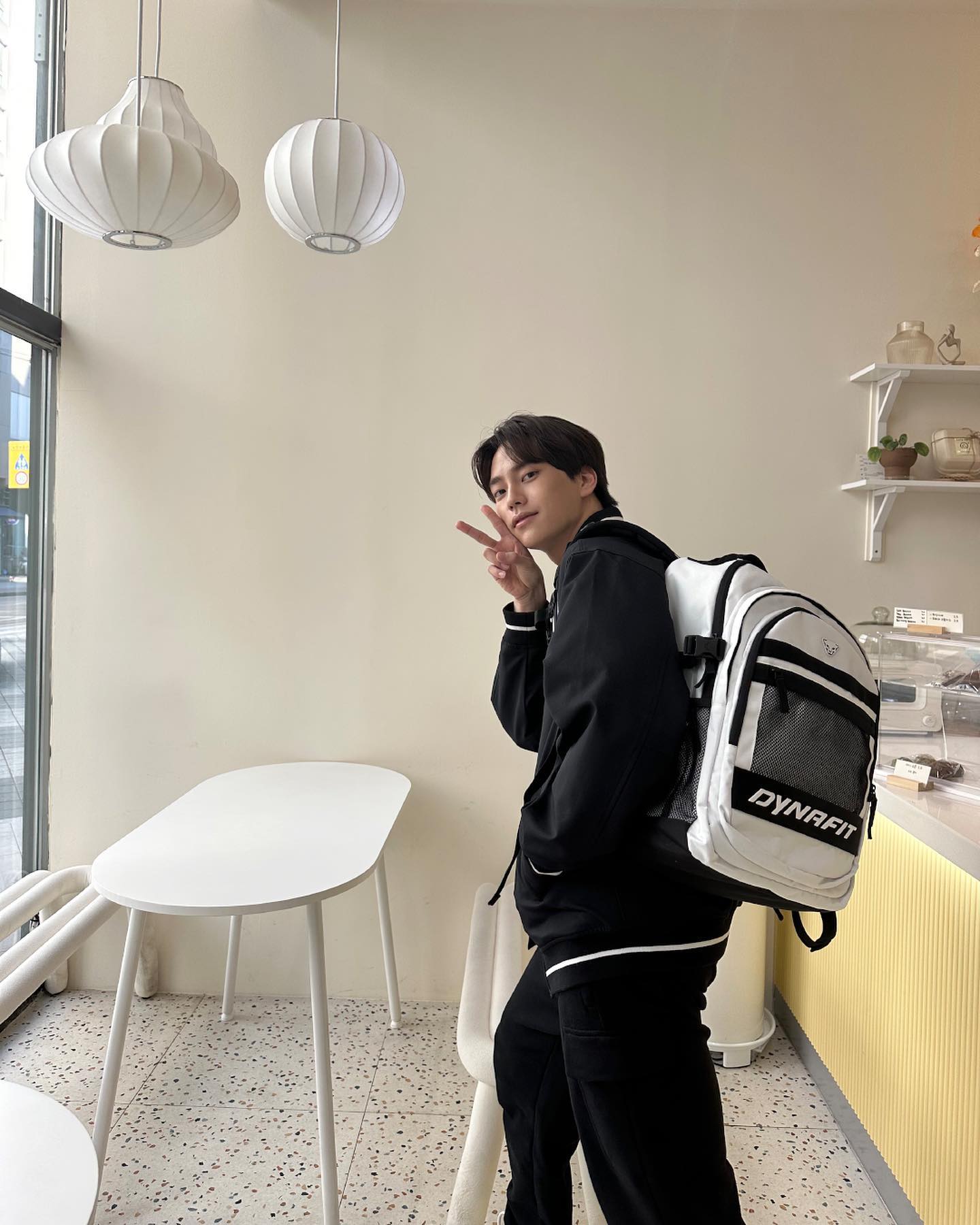 훈훈한 학교선배 재질🖤🤍헝거 이미지