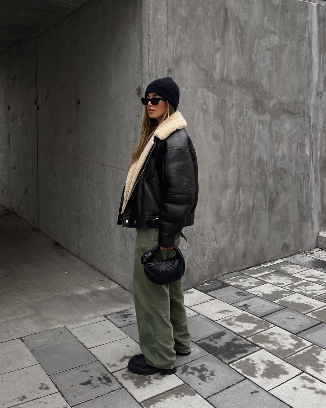 시크하게 블랙 무스탕 걸쳐🖤​ 이미지