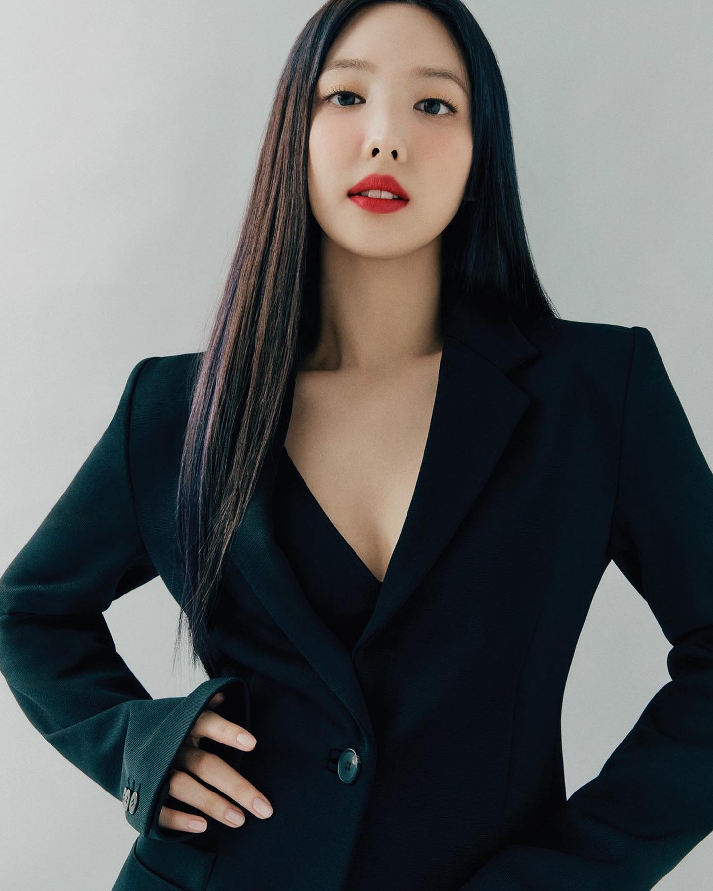 지방시 뷰티 뉴 모델🖤❤️@나연​
지방시 뷰티 X 트와이스 나연💄💫메이크업 따라하장 #광고 ​ 이미지5