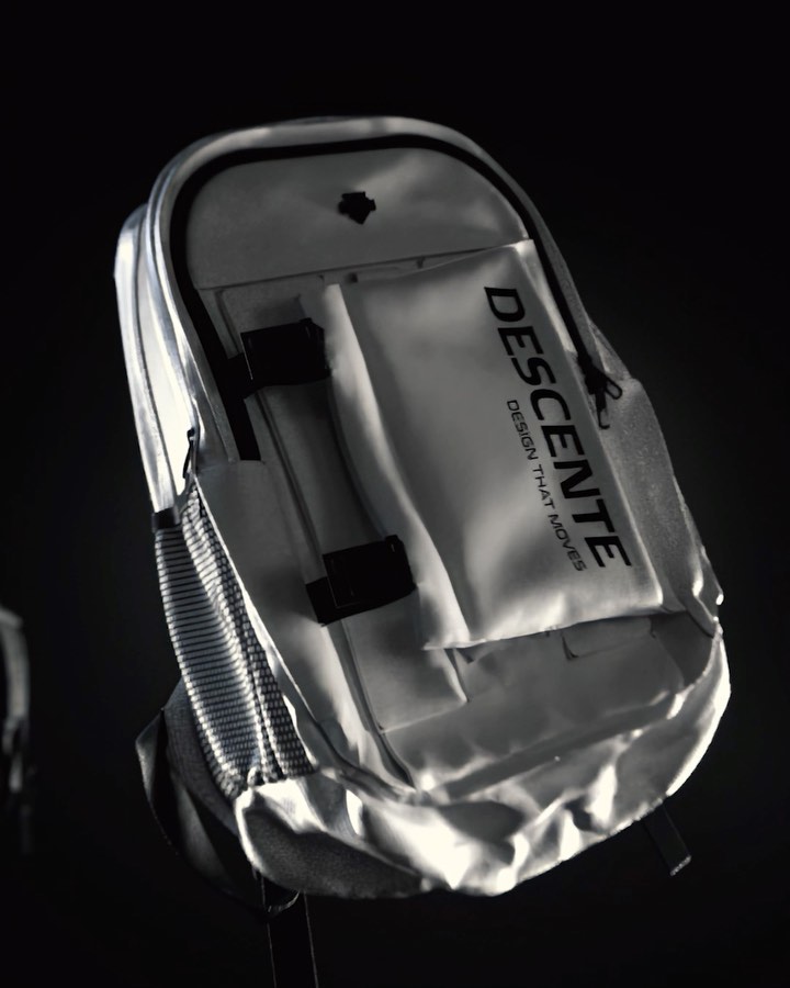 두 가지 연출되는 @백팩이야🎒👩🏻‍💻 
데상트 턴즈백팩에 담긴 기술력과 수납력🖤🤍참고해 #광고 이미지