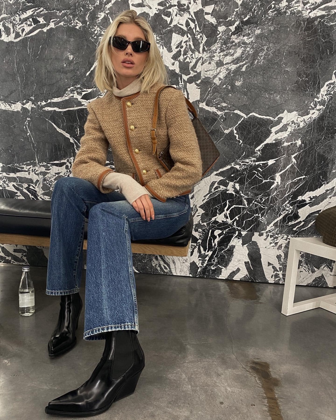 일자핏 데님으로 깔끔하게 코디👖🖤 이미지