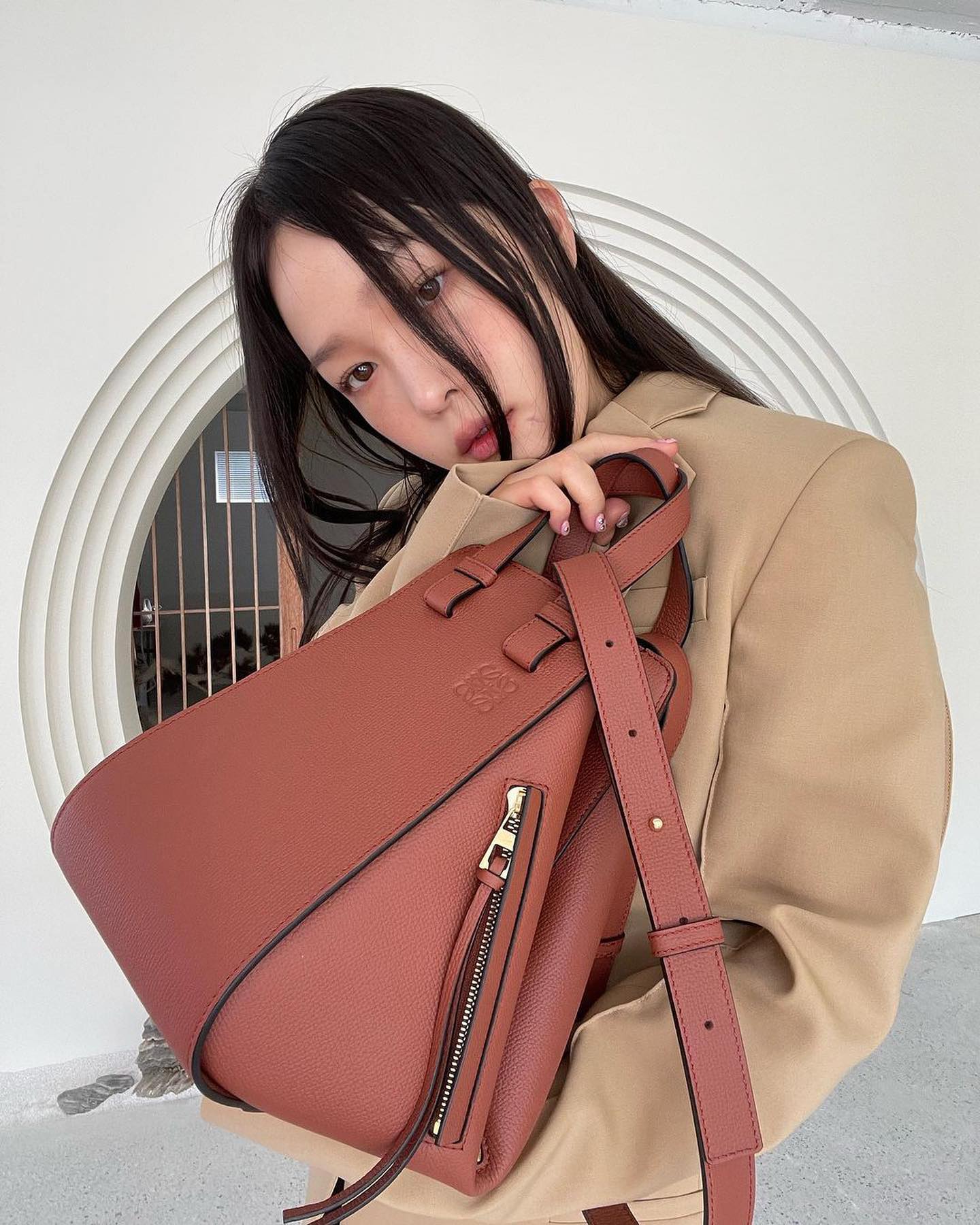 로에베 시그니처백👜💙@해먹백
다양한 쉐입 연출이 가능한 여유로운 실루엣❤️‍🔥갖고싶어 #광고 이미지