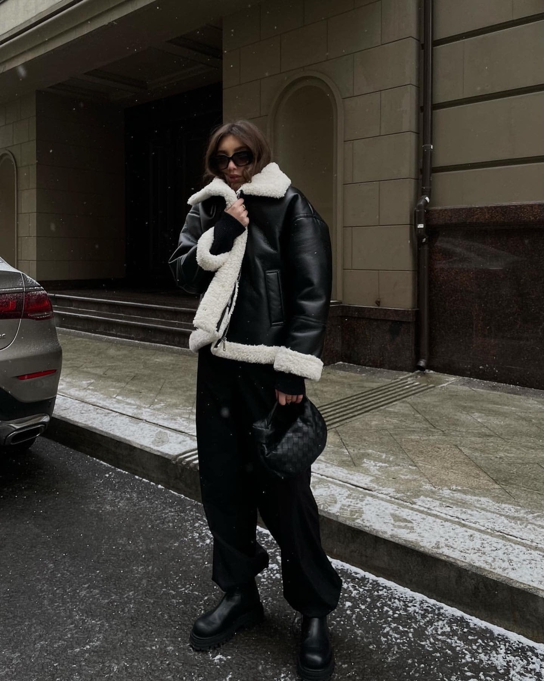 시크함 뚝뚝🫢 블랙레더🖤 이미지