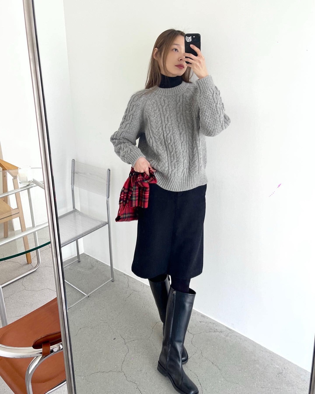 올해는 미디스커트가 유행이래🖤 이미지