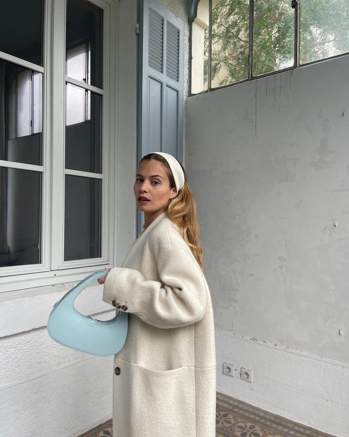 헤어밴드로 자연스럽게 포인트🖤 이미지