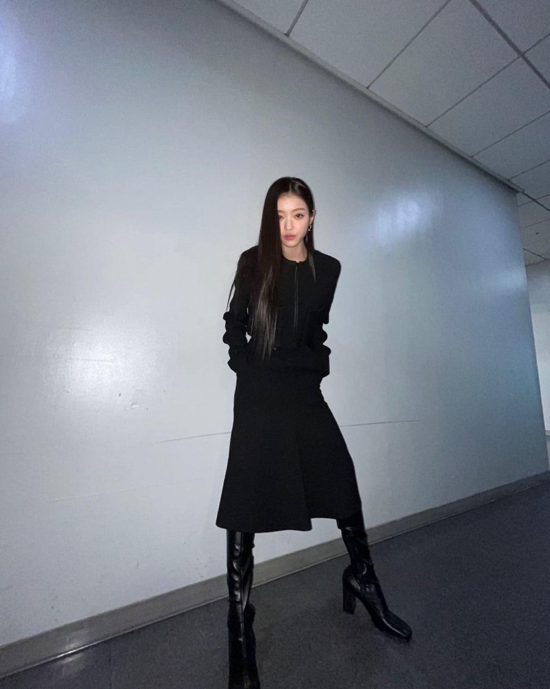 올해는 미디스커트가 유행이래🖤 이미지