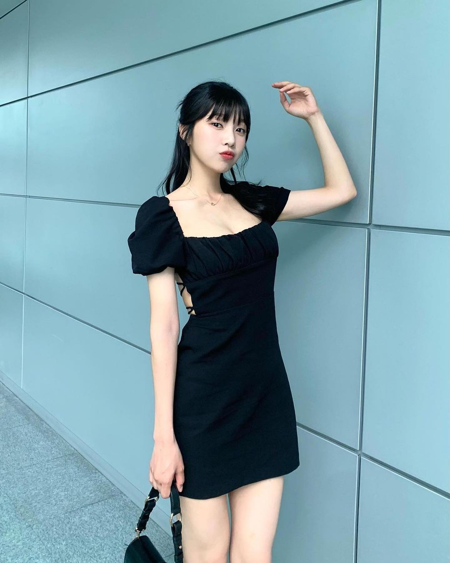 흑발엔 시크한 블랙 원피스🖤 이미지