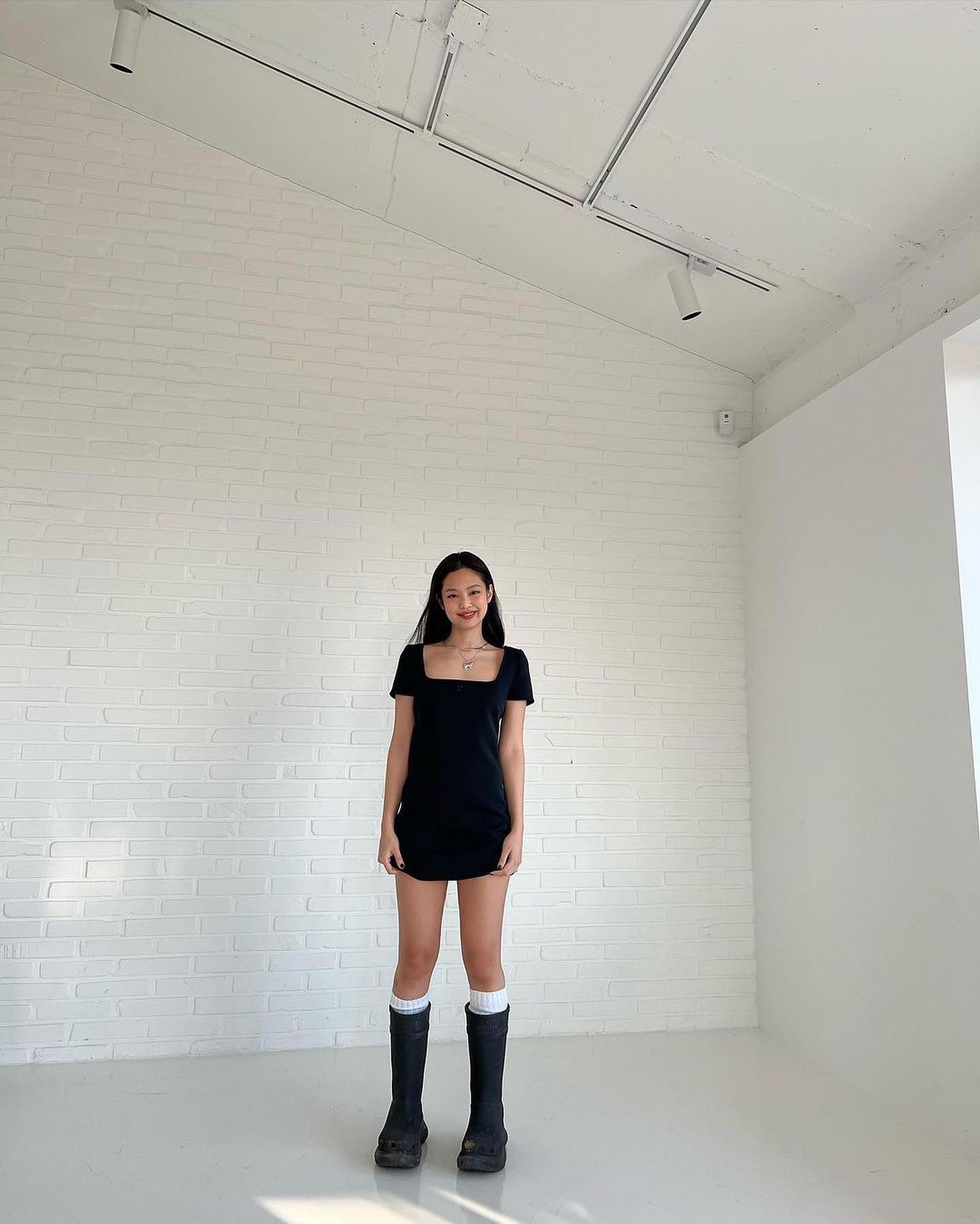 흑발엔 시크한 블랙 원피스🖤 이미지