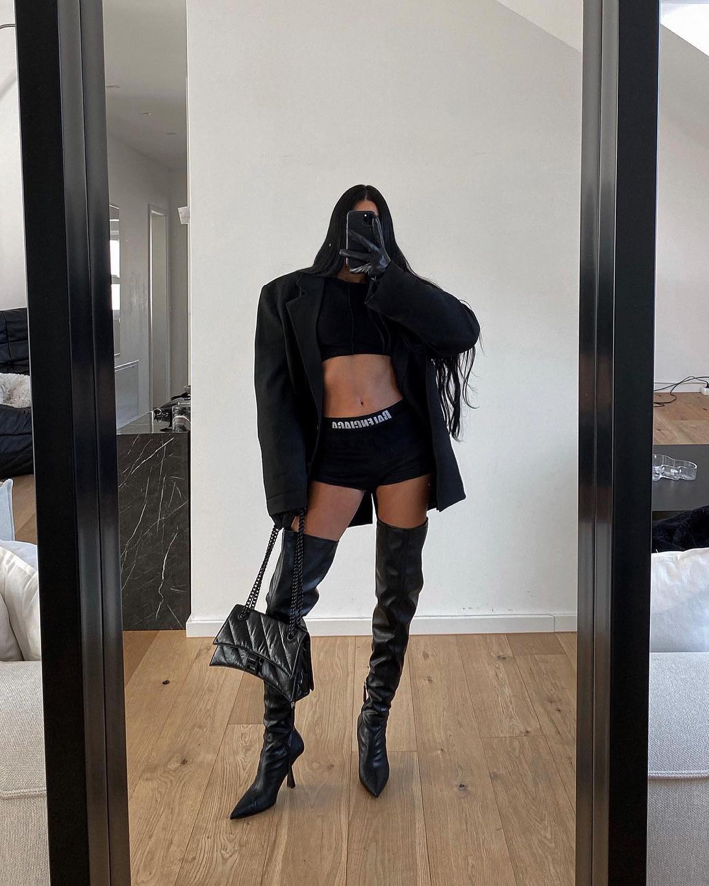 시크한 맛⚡️🖤발렌 아워글래스백 이미지
