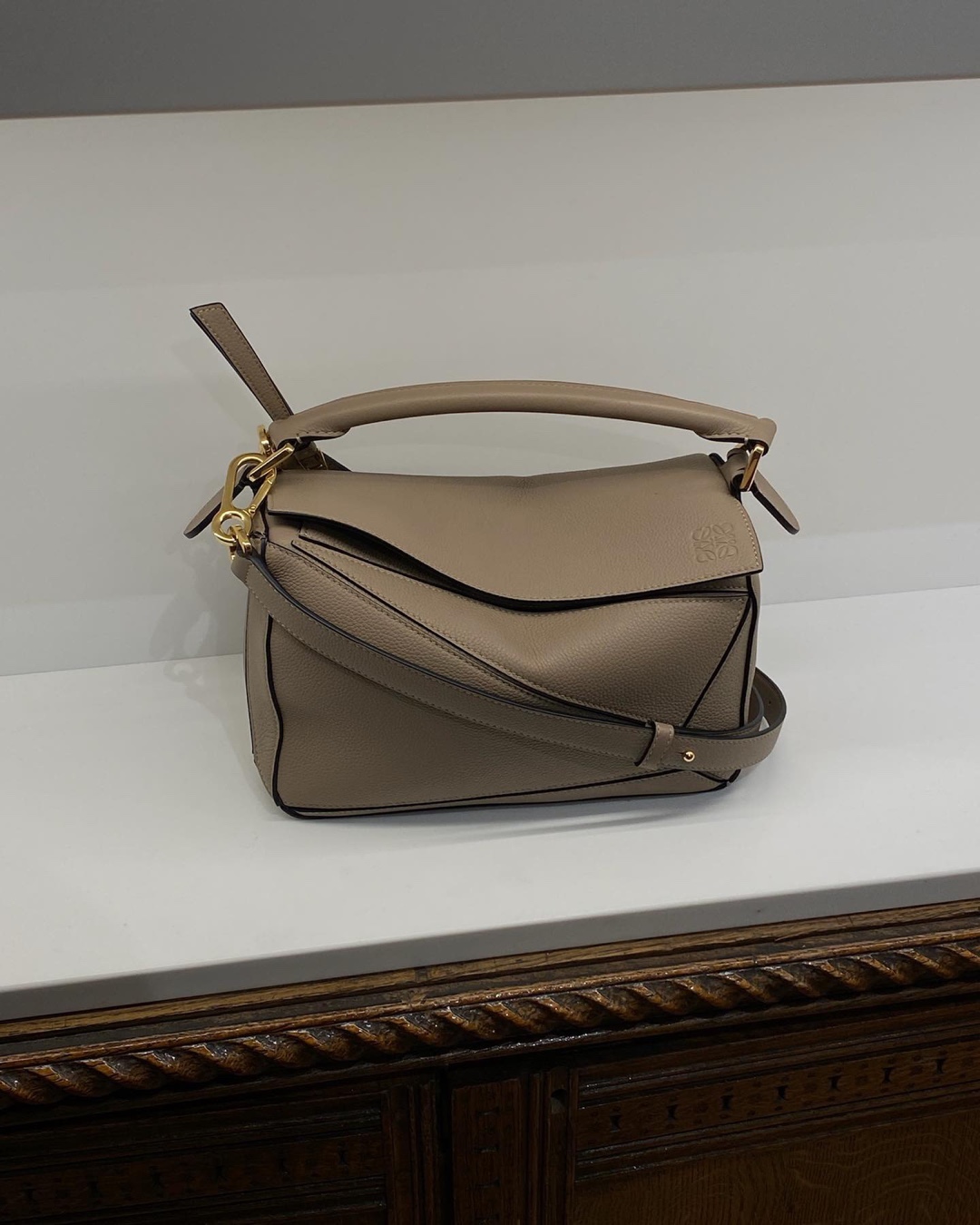흔하지 않아👜🤍로에베 퍼즐백​ 이미지