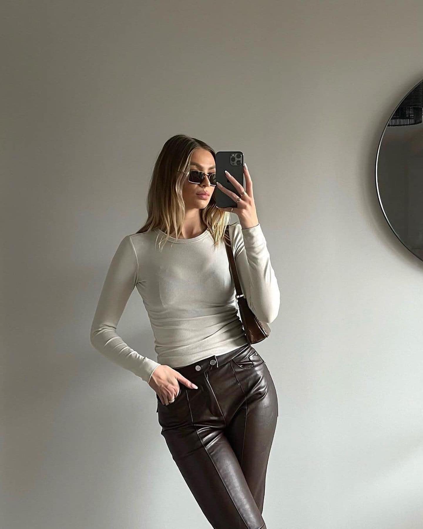 가을에 레더는 못참지🍂🖤 이미지2