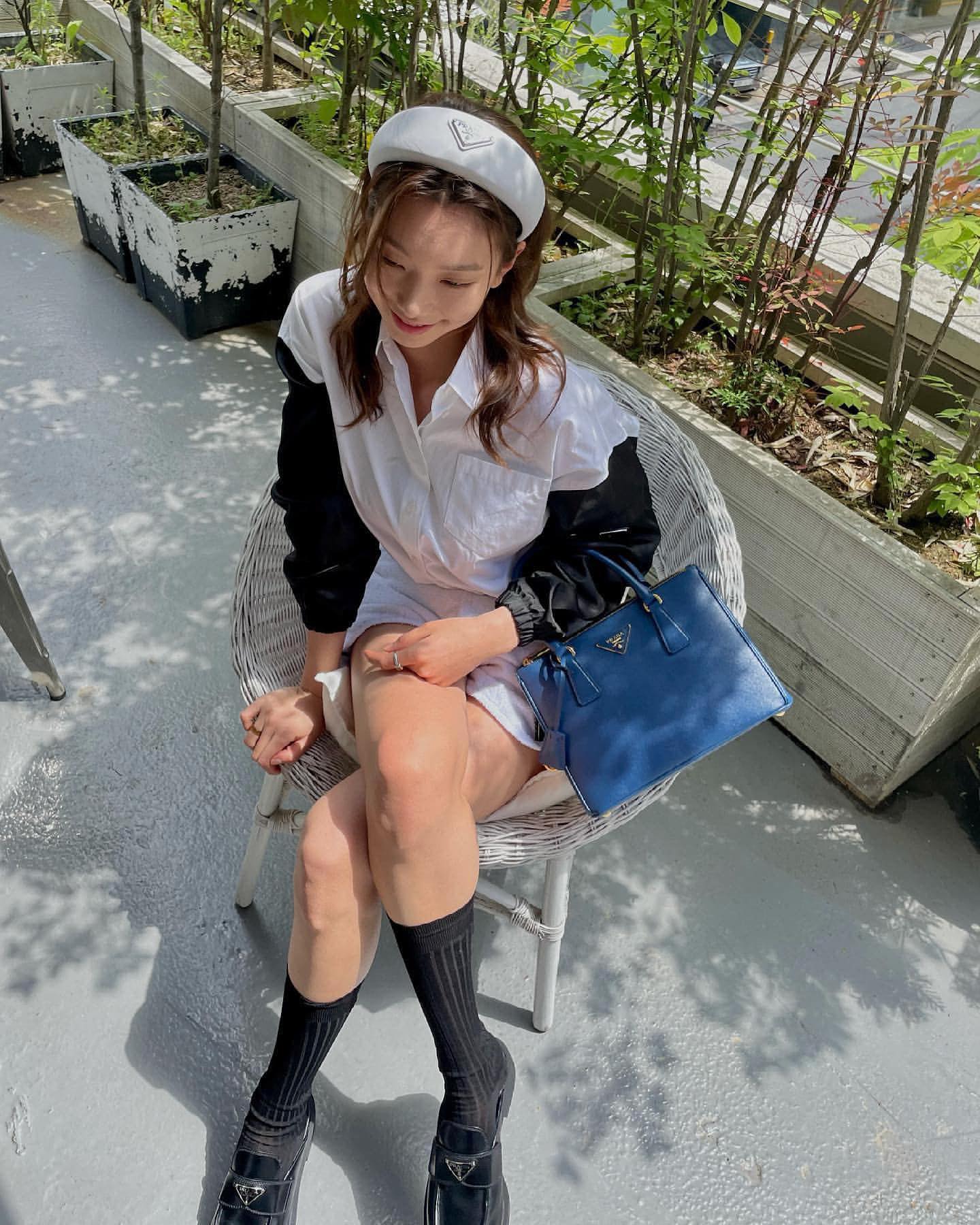 요즘 로퍼에 긴양말 조합💯🧦 이미지"