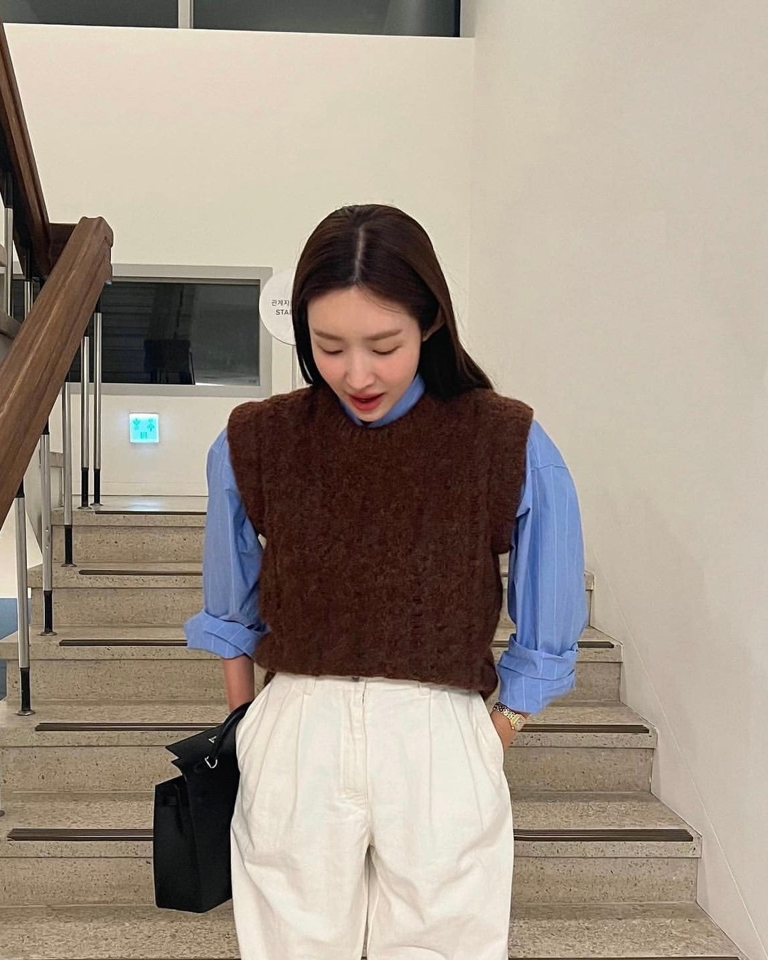 니트조끼로 레이어드 해🙏🏻 이미지