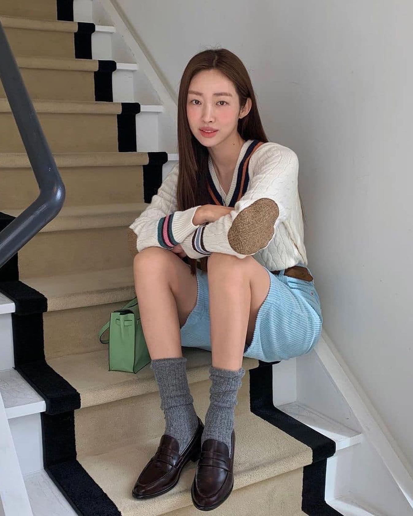 요즘 로퍼에 긴양말 조합💯🧦 이미지