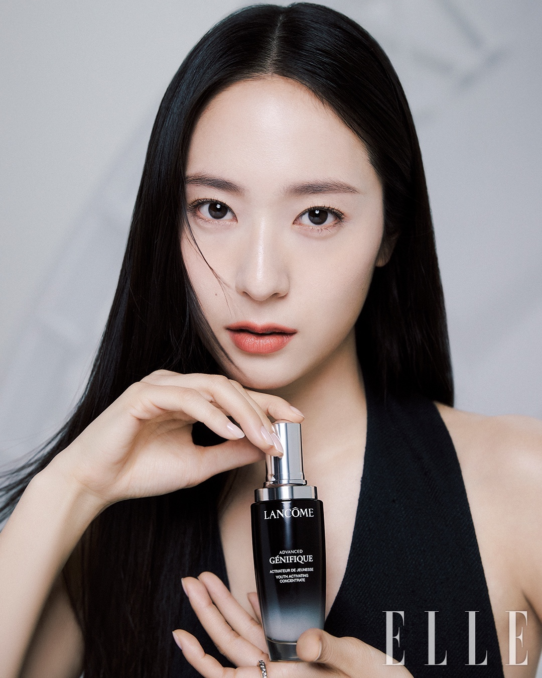 빛나는 크리스탈💙🤍동안 피부​
랑콤 제니피끄 세럼으로🫧✨나도 @어려지고 싶어 #광고​
​
출처: 엘르 코리아 6월호​ 이미지