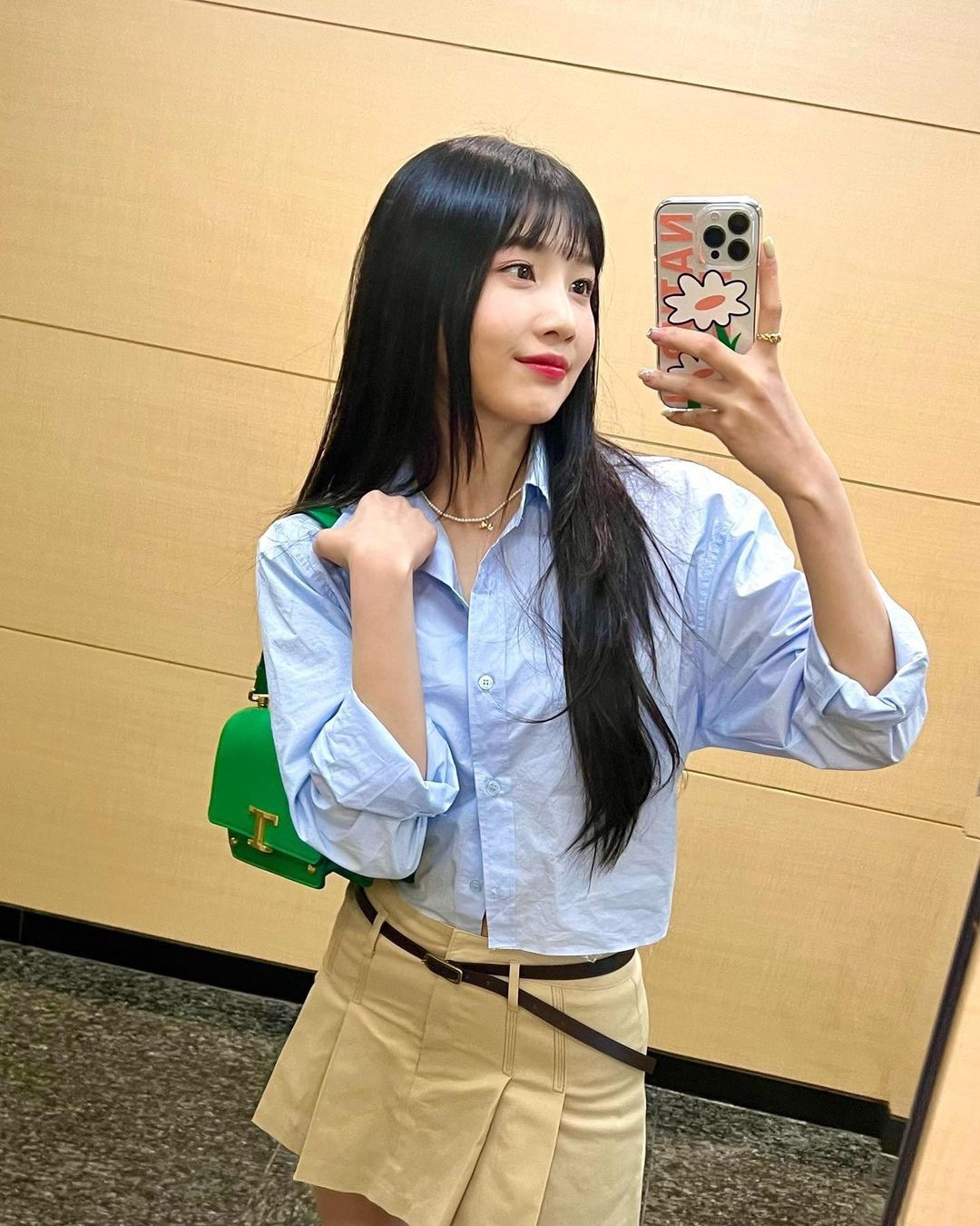 무심하게 셔츠 소매 롤업하기💙👔​ 이미지