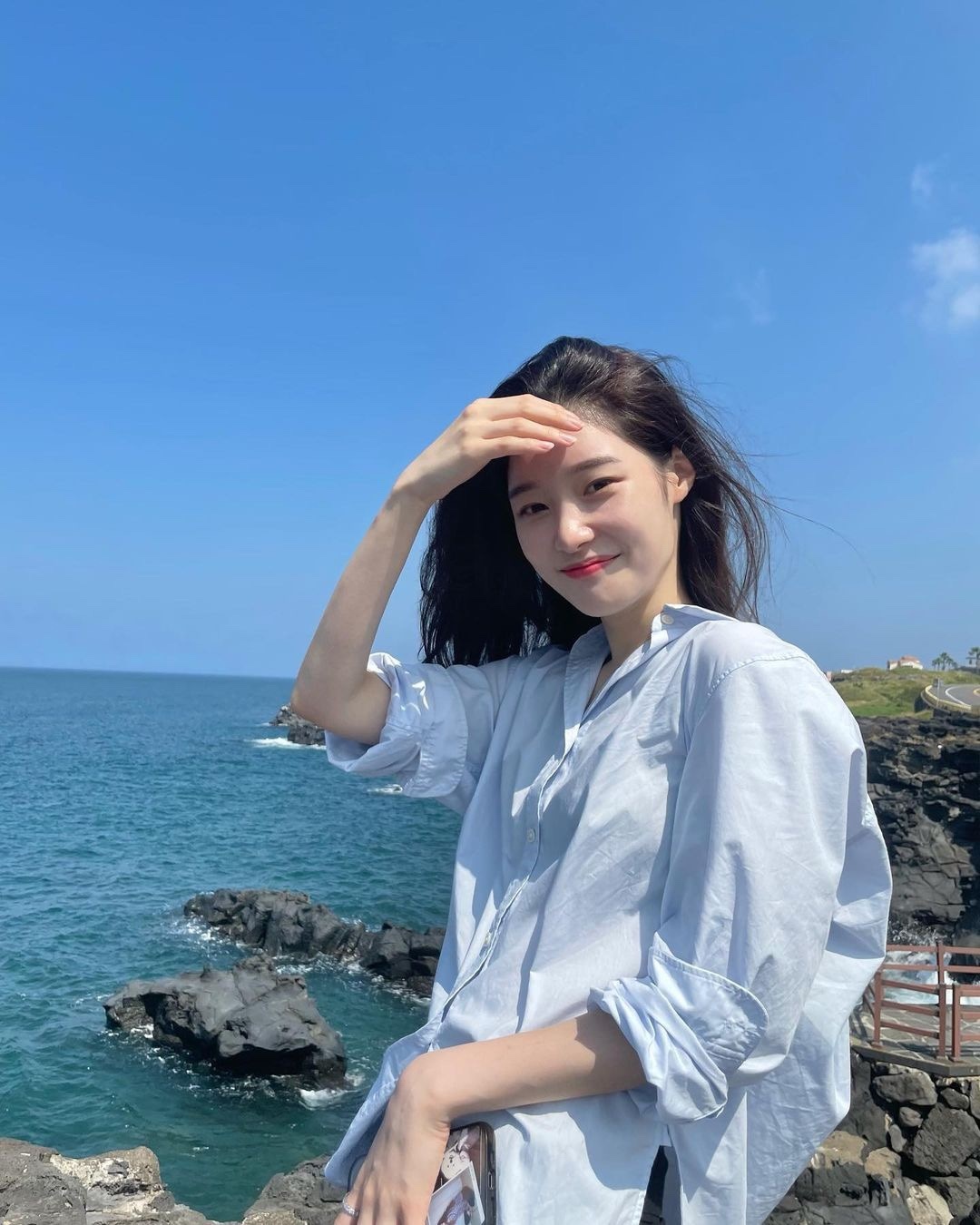 무심하게 셔츠 소매 롤업하기💙👔​ 이미지