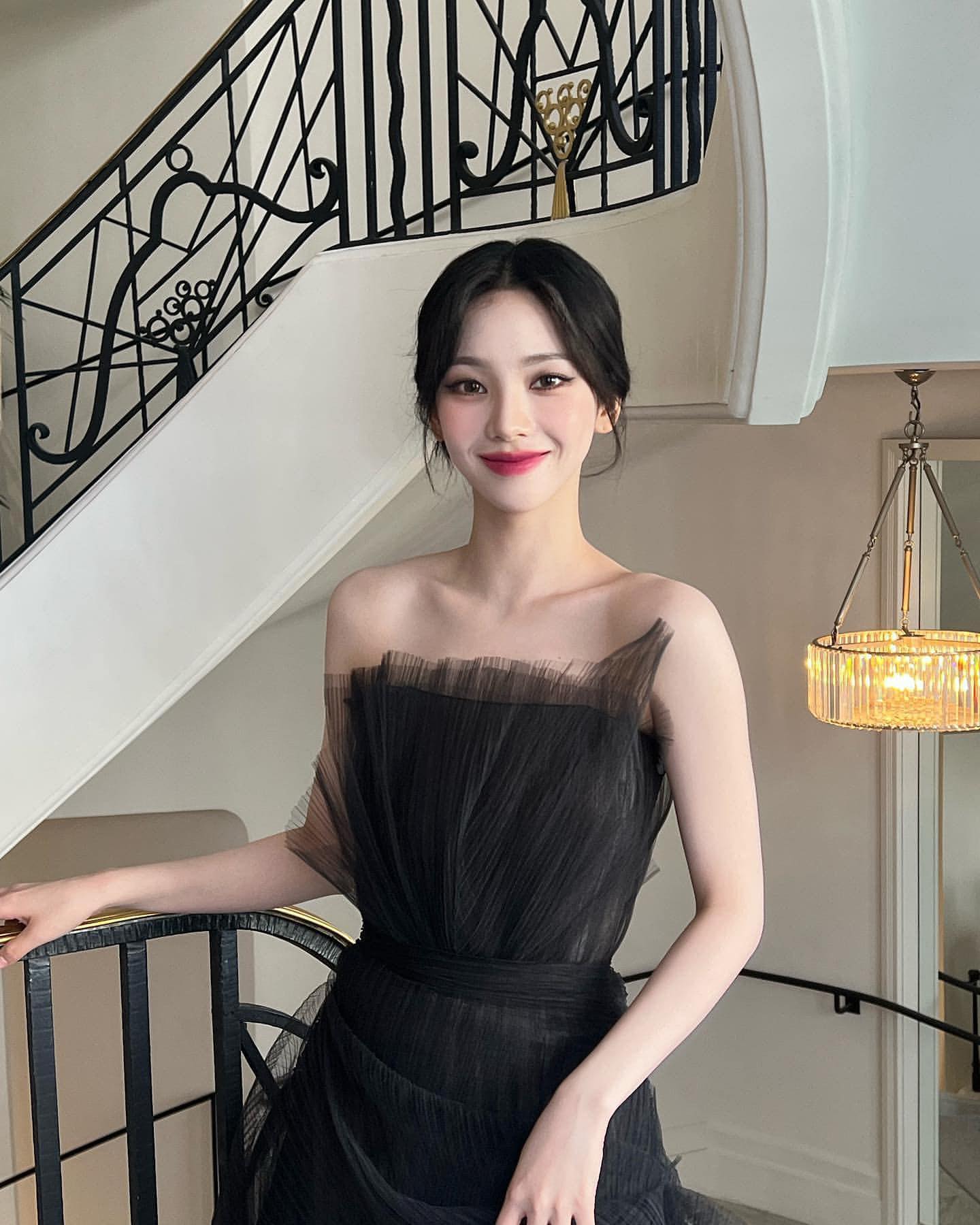 카리나의 고급진 드레스 무드👗🖤 이미지