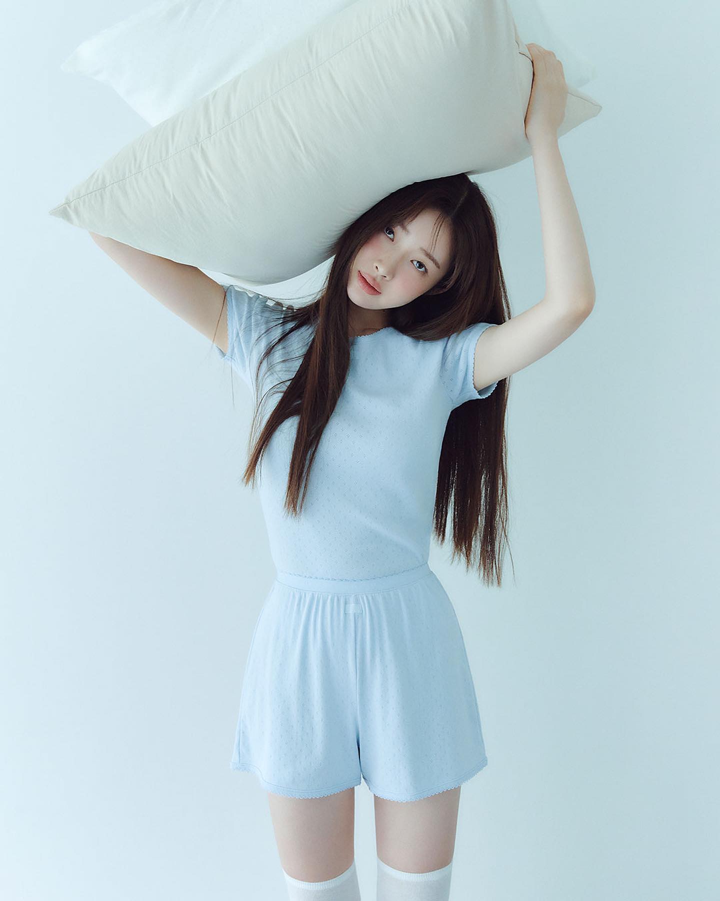 차정원 여름 톤온톤🩵🤍스타일링
그로브 x 차정원 컬러 매치 포인트 팁을 구경하세요.🏬 #광고

상하의를 같은 컬러로 맞추어 심플하지만 멋스러운 룩 그리고 데님 & 블랙 가디건 등 포인트 컬러를 활용한 톤온톤 썸머룩을 구경하세요.👖🖤 이미지3