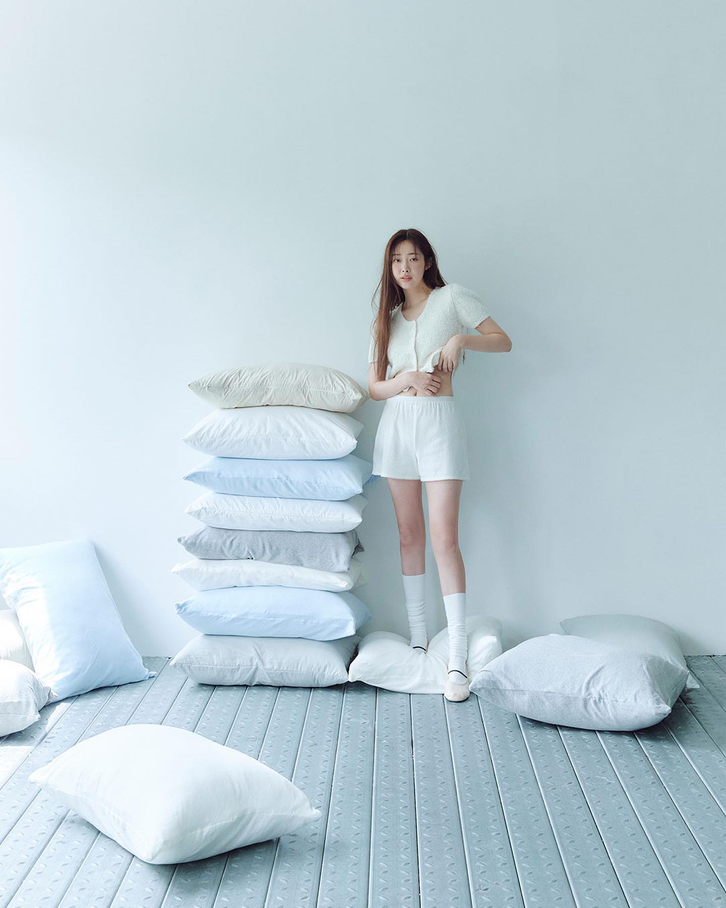 차정원 여름 톤온톤🩵🤍스타일링
그로브 x 차정원 컬러 매치 포인트 팁을 구경하세요.🏬 #광고

상하의를 같은 컬러로 맞추어 심플하지만 멋스러운 룩 그리고 데님 & 블랙 가디건 등 포인트 컬러를 활용한 톤온톤 썸머룩을 구경하세요.👖🖤 이미지2