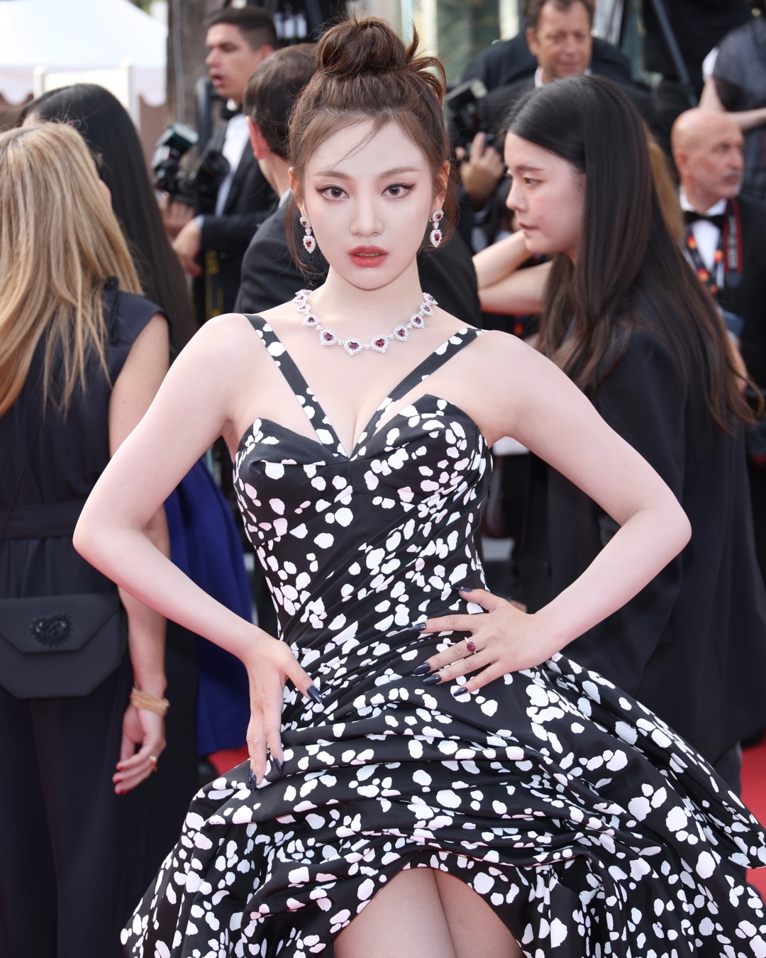 칸 영화제 레드카펫🖤@에스파​
쇼파드 X 에스파💎💜하이주얼리로 더 빛나는 미모✨#광고​ 이미지5
