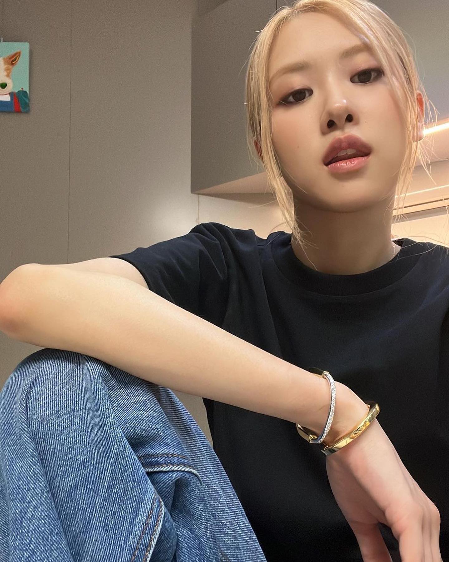 여름에 손목을 빛나게 해줄 로제의 티파니.💎 우아하고 고급스러운 로제의 일상룩에서 언제나 그녀의 손목 위를 책임지는 포인트 아이템이 있습니다.

그건 바로 티파니앤코의 브레이슬릿.💍

로제의 앰버서더 발탁 이후로 젊은 이미지로 탈바꿈하며 소녀들의 워너비템으로 자리 잡은 티파니의 주얼리들. 은은하고 유려한 디자인의 티파니 브레이슬릿은 어떤 룩에도 잘 어울려 당신의 하루를 빛나게 해준답니다.

특히 자물쇠를 모티브로 만든 락 뱅글은 최근 로제의 데일리템 중 하나죠.

수수한 반팔티부터 근사한 드레스까지 완벽하게 소화하는 로제가 티파니 브레이슬릿을 매치하는 법을 알아보러 가볼까요?💕 이미지