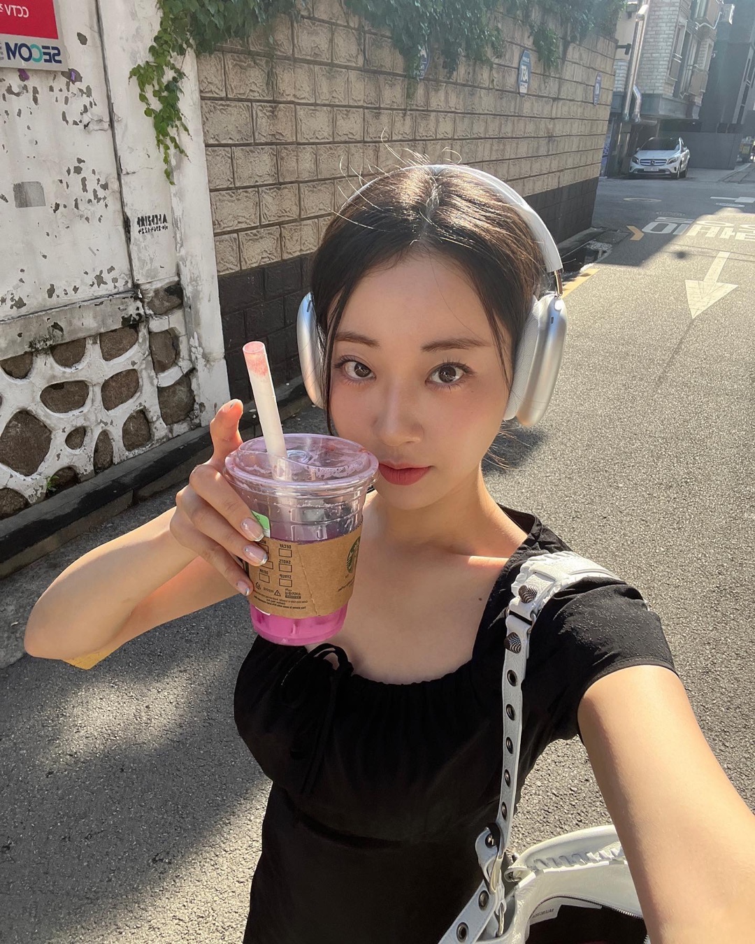 언니들 외출 필수템🎧에어팟맥스​ 이미지