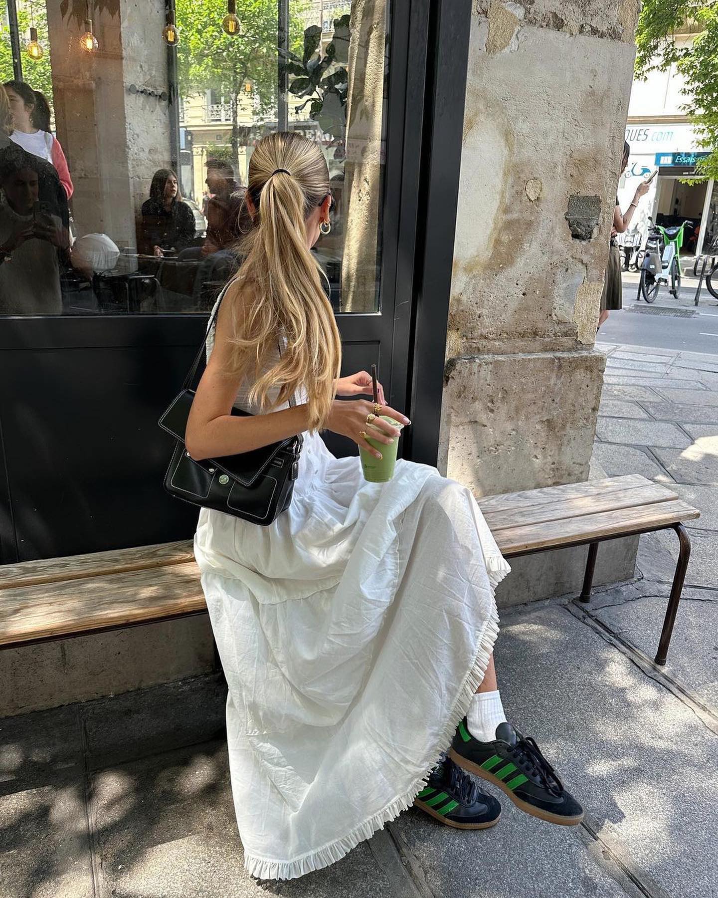 러블리 무드의 원피스와 캐주얼 스니커즈가 만나면?!👗👟 원피스를 더 편안하고 스타일리시하게 완성하는 스니커즈는 환상의 궁합 아이템이죠.

아디다스 삼바는 클래식하고 심플한 디자인으로 단색 원피스와 매치하면 모던룩을 연출할 수 있습니다. 또한 롱 기장의 원피스와 매치하면 삼바의 클래식한 실루엣이 더해지며 힙한 분위기를 연출할 수 있는 아이템이죠.

컨버스 척테일러의 캐주얼한 분위기는 원피스의 러블리한 매력과 조화롭게 어우러집니다. 플로럴, 체크 패턴 등 다양한 패턴의 원피스와 매치해 로맨틱하면서 편안한 스타일을 연출할 수 있습니다. 

나이키 에어포스는 심플&스포티 스타일로 여름에는 포인트 컬러에 원피스와 코디해 스트릿 하면서 깔끔한 룩을 완성할 수 있습니다. 여름과 어울리는 컬러풀한 원피스로 트렌디한 룩을 완성해 보세요.

발걸음을 가볍고 편안하게 마무리해 줄 3가지 스니커즈를 활용한 원피스 코디 함께 볼까요?😎 이미지
