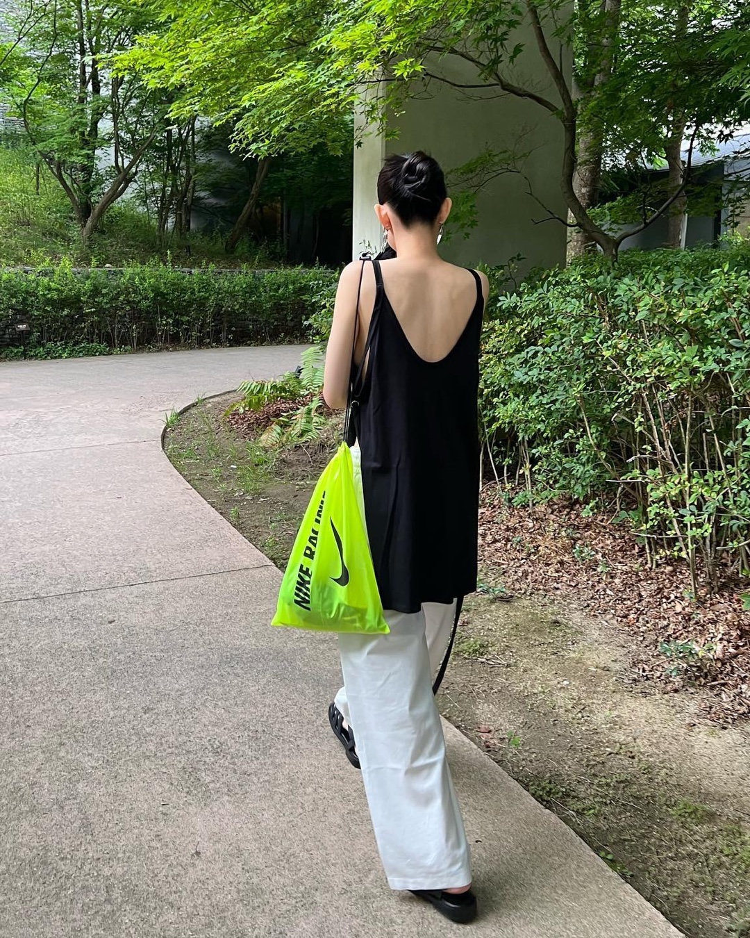 블랙+화이트엔 가방 포인트🖤🤍​ 이미지