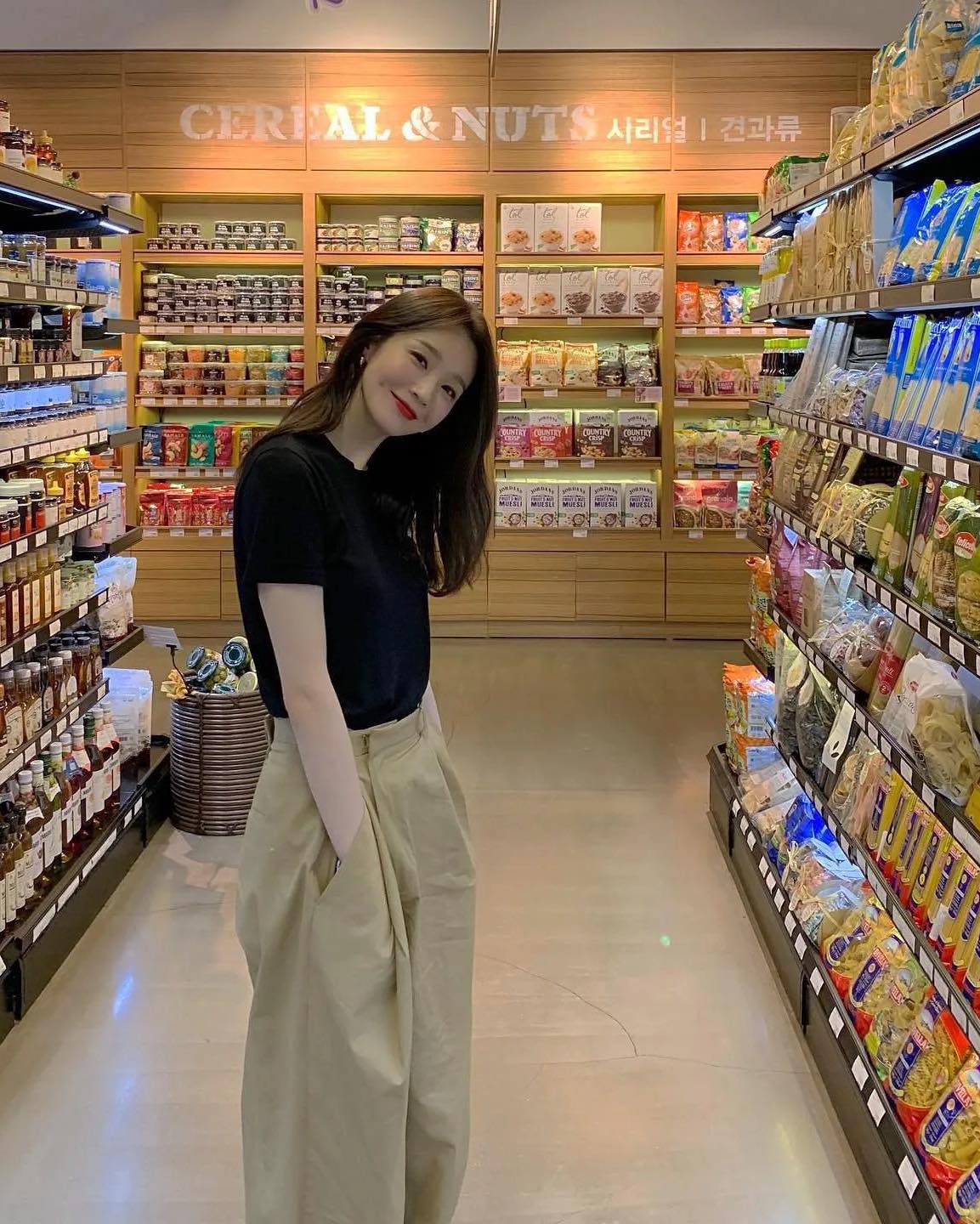 반팔에 슬랙스는 꿀조합🩶🤍 이미지