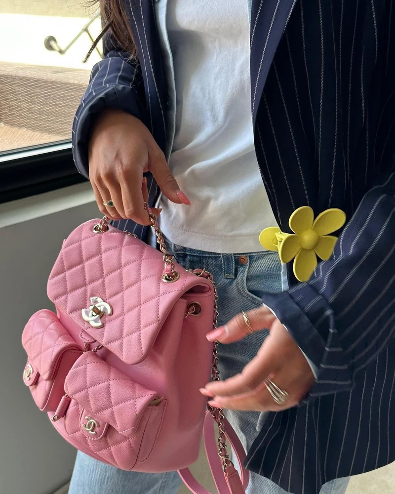 두 손은 가볍고 뒷모습은 스타일리시하게 해주는 백팩🎒
콤팩트하고 실용적인 미니 백팩은 휴대성과 스타일을 동시에 갖춘 매력적 아이템이죠.🏫😎
샤넬 로고가 눈에 띄는 샤넬 스몰 백팩은 2개의 포켓과 영롱한 로고가 클래식하면서 러블리함을 더해 많은 셀럽들이 사랑하는 아이템입니다.
셀린느의 트리오페 패턴이 휘감긴 미니 폴코 백팩은 귀여운 버클 장식이 포인트로 페미닌룩, 캐주얼룩 모두 잘 어울리는 유명한 데일리백이죠.
루이비통 팜스프링스는 둥근 실루엣으로 한층 더 귀여운 느낌에 스트랩을 다양하게 연출 가능해 백팩뿐만 아니라 크로스, 숄더 등 다양하게 활용할 수 있는 아이템입니다.
데일리룩에 사랑스러움과 활기를 더해 줄 3가지 미니백팩 스타일을 확인해보세요. 이미지1