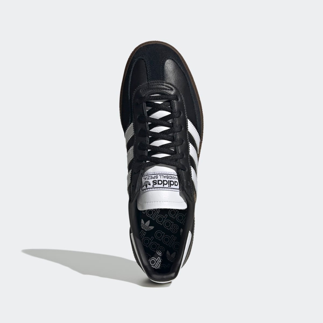 HOT 아디다스 @스페지알🏐🖤​
‘스페지알’ 새로운 라인이 ABC마트에서 국내 발매됩니다. #광고​
​
70S SNEAKERS REMADE FOR TODAY🔥​
1979년 핸드볼 선수를 위해 탄생한 스페지알, 시대를 초월해 지금까지 클래식한 디자인으로 사랑받고 있는 아이템이죠.​
​
기존의 스웨이드 재질의 빈티지한 스페지알 라인에서 레더와 스웨이드가 적절히 섞인 게 특징입니다.​
힐탭 부분 새겨진 아디다스 각인부터 검솔로 된 아웃솔, 미니멀한 배색 조합 등 다양한 디테일이 눈길을 끌죠.​
​
컬러는 블랙과 화이트 두 가지이며 6/21(수) ABC마트 온/오프라인 매장에서 만나볼 수 있습니다.​ 이미지2