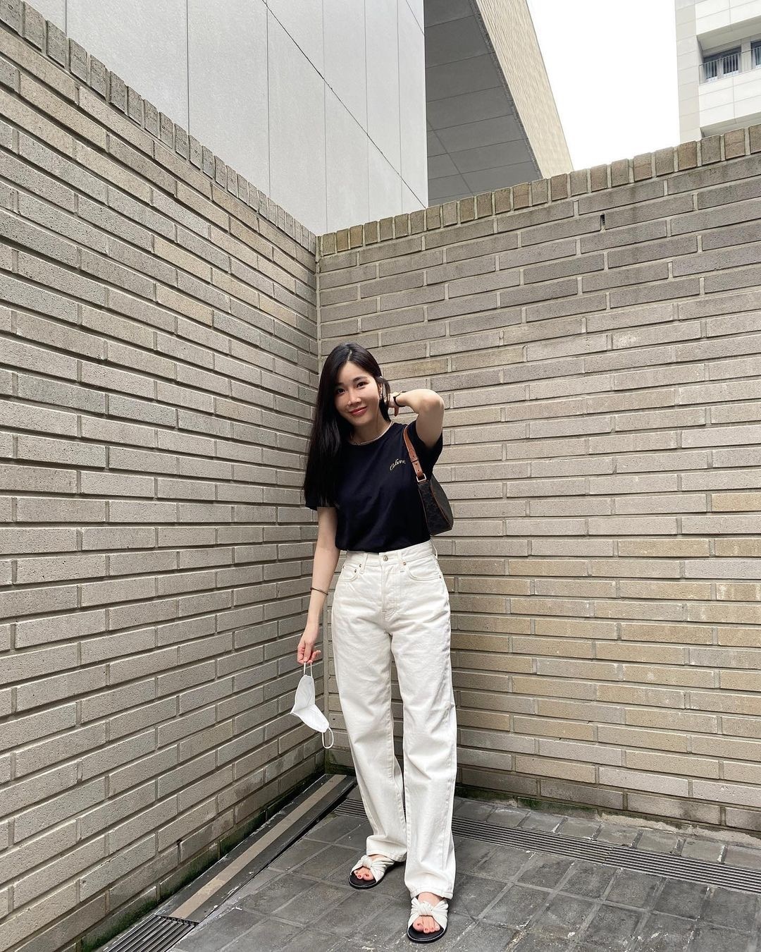 흰바지는 반팔컬러로 포인트❤️🤍​ 이미지