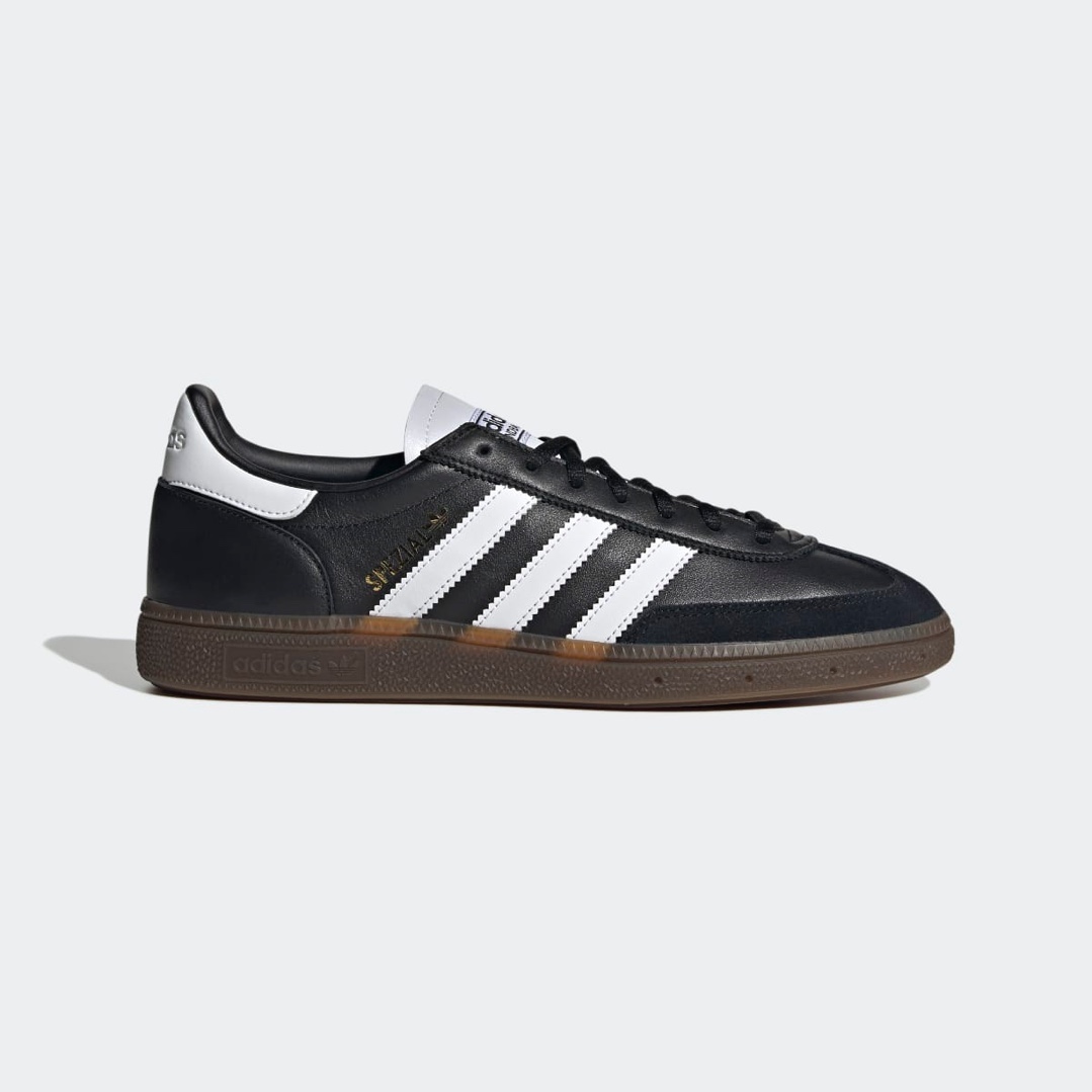 HOT 아디다스 @스페지알🏐🖤​
‘스페지알’ 새로운 라인이 ABC마트에서 국내 발매됩니다. #광고​
​
70S SNEAKERS REMADE FOR TODAY🔥​
1979년 핸드볼 선수를 위해 탄생한 스페지알, 시대를 초월해 지금까지 클래식한 디자인으로 사랑받고 있는 아이템이죠.​
​
기존의 스웨이드 재질의 빈티지한 스페지알 라인에서 레더와 스웨이드가 적절히 섞인 게 특징입니다.​
힐탭 부분 새겨진 아디다스 각인부터 검솔로 된 아웃솔, 미니멀한 배색 조합 등 다양한 디테일이 눈길을 끌죠.​
​
컬러는 블랙과 화이트 두 가지이며 6/21(수) ABC마트 온/오프라인 매장에서 만나볼 수 있습니다.​ 이미지1