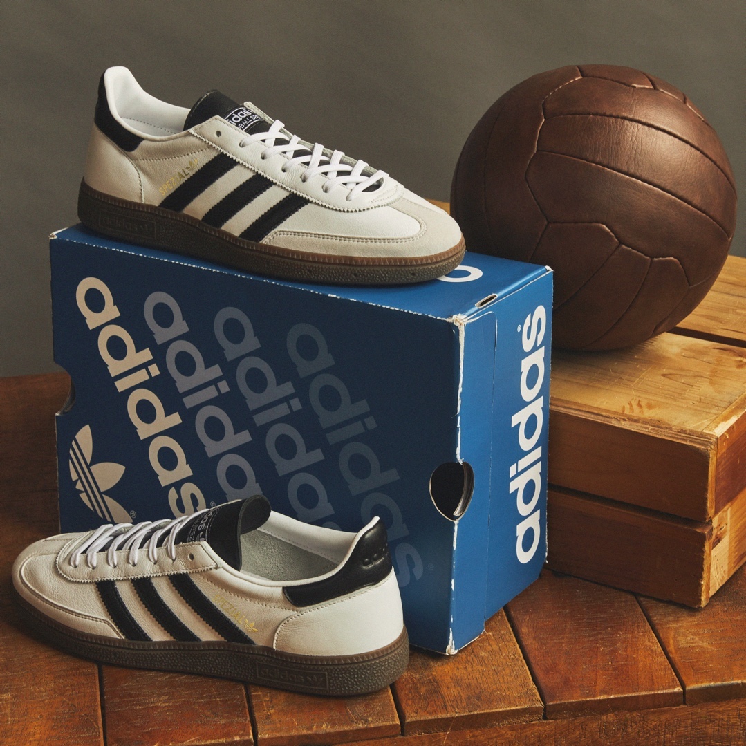 HOT 아디다스 @스페지알🏐🖤​
‘스페지알’ 새로운 라인이 ABC마트에서 국내 발매됩니다. #광고​
​
70S SNEAKERS REMADE FOR TODAY🔥​
1979년 핸드볼 선수를 위해 탄생한 스페지알, 시대를 초월해 지금까지 클래식한 디자인으로 사랑받고 있는 아이템이죠.​
​
기존의 스웨이드 재질의 빈티지한 스페지알 라인에서 레더와 스웨이드가 적절히 섞인 게 특징입니다.​
힐탭 부분 새겨진 아디다스 각인부터 검솔로 된 아웃솔, 미니멀한 배색 조합 등 다양한 디테일이 눈길을 끌죠.​
​
컬러는 블랙과 화이트 두 가지이며 6/21(수) ABC마트 온/오프라인 매장에서 만나볼 수 있습니다.​ 이미지5