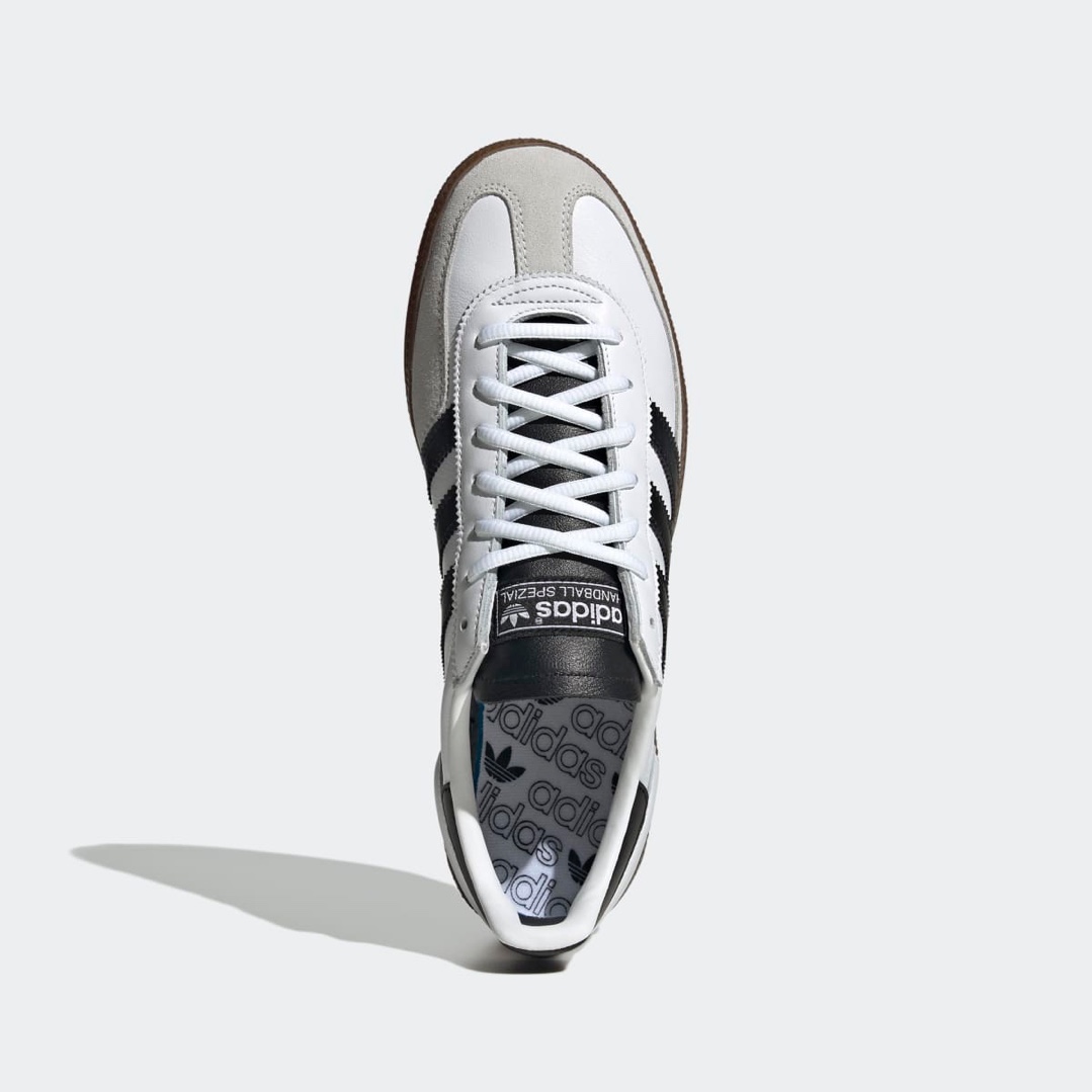 HOT 아디다스 @스페지알🏐🖤​
‘스페지알’ 새로운 라인이 ABC마트에서 국내 발매됩니다. #광고​
​
70S SNEAKERS REMADE FOR TODAY🔥​
1979년 핸드볼 선수를 위해 탄생한 스페지알, 시대를 초월해 지금까지 클래식한 디자인으로 사랑받고 있는 아이템이죠.​
​
기존의 스웨이드 재질의 빈티지한 스페지알 라인에서 레더와 스웨이드가 적절히 섞인 게 특징입니다.​
힐탭 부분 새겨진 아디다스 각인부터 검솔로 된 아웃솔, 미니멀한 배색 조합 등 다양한 디테일이 눈길을 끌죠.​
​
컬러는 블랙과 화이트 두 가지이며 6/21(수) ABC마트 온/오프라인 매장에서 만나볼 수 있습니다.​ 이미지4