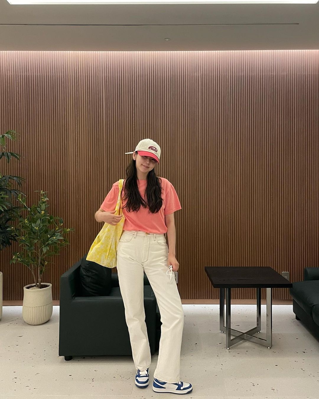 흰바지는 반팔컬러로 포인트❤️🤍​ 이미지