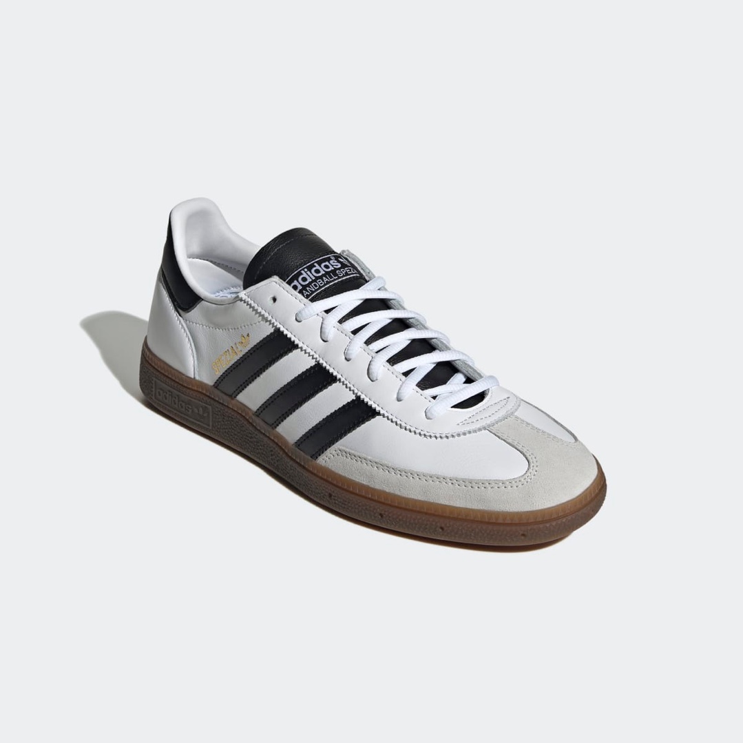 HOT 아디다스 @스페지알🏐🖤​
‘스페지알’ 새로운 라인이 ABC마트에서 국내 발매됩니다. #광고​
​
70S SNEAKERS REMADE FOR TODAY🔥​
1979년 핸드볼 선수를 위해 탄생한 스페지알, 시대를 초월해 지금까지 클래식한 디자인으로 사랑받고 있는 아이템이죠.​
​
기존의 스웨이드 재질의 빈티지한 스페지알 라인에서 레더와 스웨이드가 적절히 섞인 게 특징입니다.​
힐탭 부분 새겨진 아디다스 각인부터 검솔로 된 아웃솔, 미니멀한 배색 조합 등 다양한 디테일이 눈길을 끌죠.​
​
컬러는 블랙과 화이트 두 가지이며 6/21(수) ABC마트 온/오프라인 매장에서 만나볼 수 있습니다.​ 이미지3