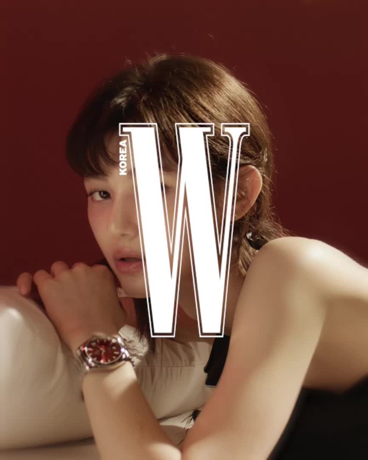 다니엘 화보 속 오메가 워치❤️
아쿠아 테라 쉐이드⌚9가지의 은은한 컬러감으로 포인트🌈 #광고 이미지2