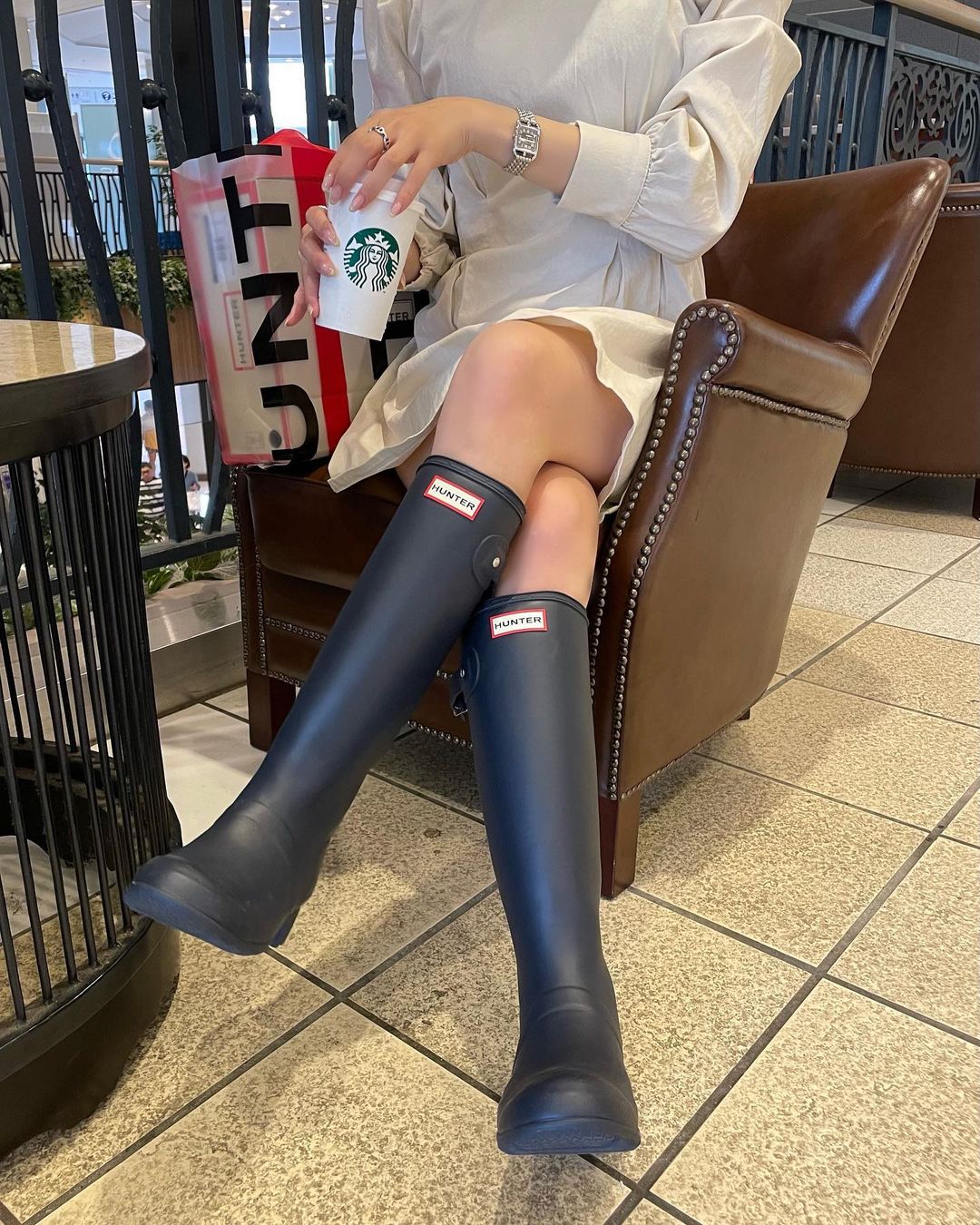 여름 역대급 장마에 걱정을 덜어줄 레인부츠 리스트를 확인하세요.👢☔️

헌터의 오리지널 투어 레인부츠는 클래식한 실루엣에 버클과 부츠 앞면 로고가 포인트인 아이템입니다. 데님, 미니원피스 등 다양한 룩에 스타일리시함을 더해 코디하세요.

문스타 레인부츠는 첼시부츠가 떠오르는 귀여운 디자인이 특징입니다. 숏한 기장으로 부츠보다 기장감이 부츠보다 살짝 긴 양말과의 조합을 추천해요.

보테가 베네타의 퍼들 앵클부츠는 볼드한 쉐입으로 유니크한 감성을 뽐냅니다. 곡선 디테일의 귀여운 포인트가 개성 넘치는 데일리룩을 완성해 줄 거예요.

비 소식이 잦은 여름이 오기 전 취향에 맞는 레인부츠를 미리 준비해 볼까요?💯 이미지