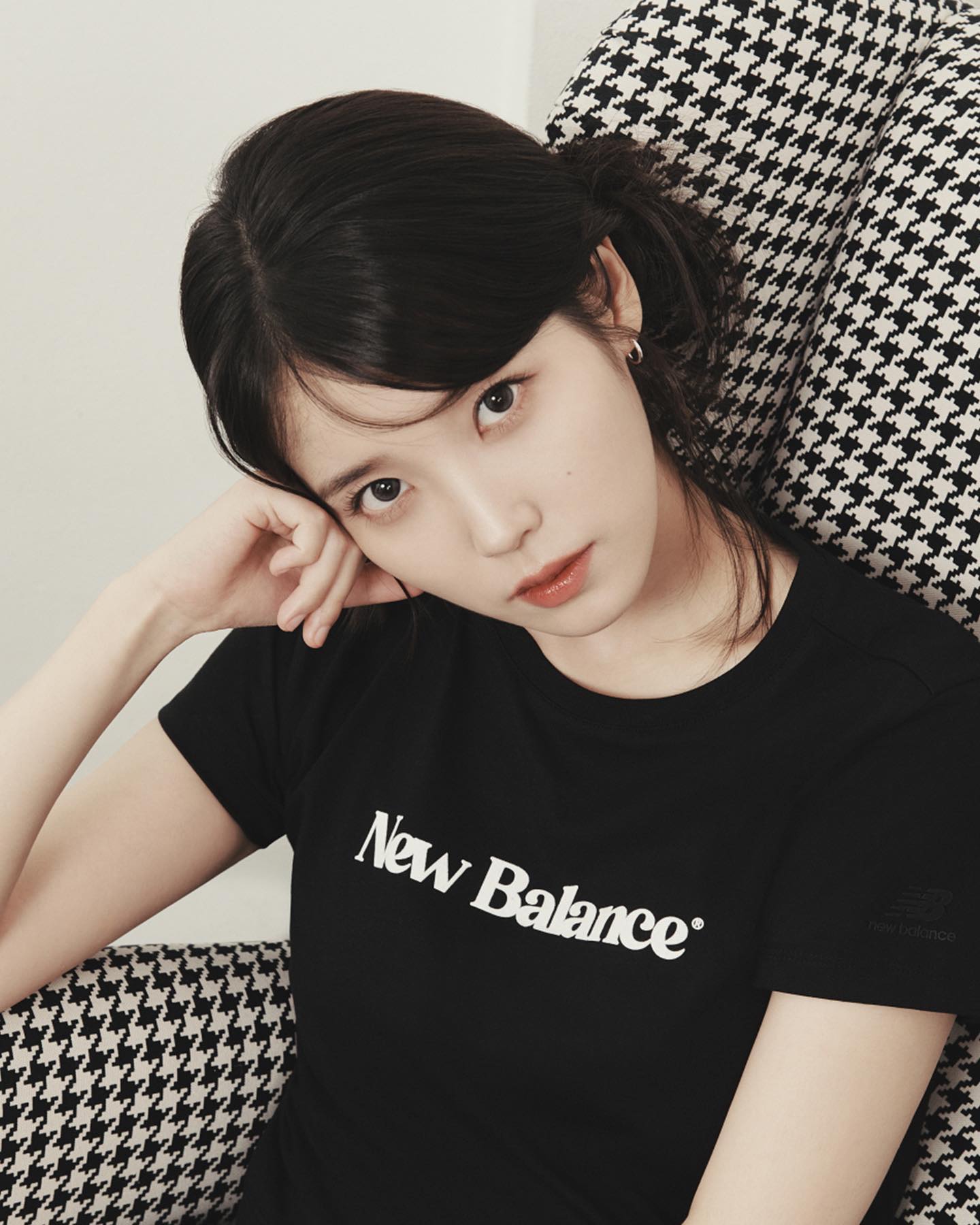 아이유 x 뉴발🖤🤍블랙 시크룩 이미지