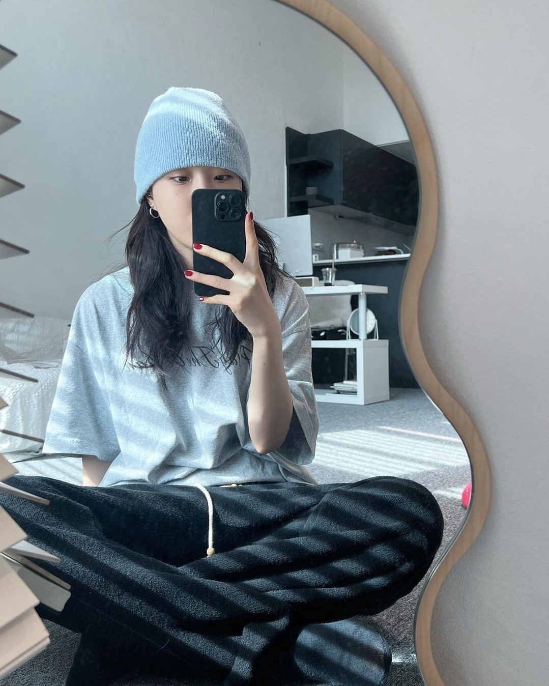 여름엔 시크하게🩶@회색 반팔​ 이미지"