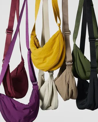 활용도 높은 미니멀 숄더백 4가지 리스트👜🔍
유니클로 라운드 미니 숄더백은 패션 리서치 리스트에서 2023년 1분기 선정 1위 아이템으로 미니멀한 디자인과 뛰어난 수납력, 다양한 컬러가 특징입니다.
블랙핑크 제니의 애착템으로 소문난 코스 퀼티드백은 푹신푹신한 누빔패턴으로 구름빵이라는 별명까지 얻게 된 코스의 시그니처 아이템이죠. 서울 익선동에서 열렸던 팝업에서는 다양한 파스텔톤과 사이즈를 공개하며 품절대란을 일으켰습니다.
르메르 크루아상백은 모던한 실루엣을 반영해 미니멀한 형태가 돋보이는 아이템으로 데일리룩에 세련된 스타일링을 연출할 수 있습니다.
포터 프레임 숄더백은 은은한 광택감이 도는 나일론 소재로 내구성이 좋은 아이템입니다. 컴팩트한 사이즈임에도 수납공간이 다양하게 구성되어 있어 간편하게 들고 다니기 좋습니다.
사계절 데일리로 들기 좋은 숄더백 리스트를 참고해 보세요.💛 이미지