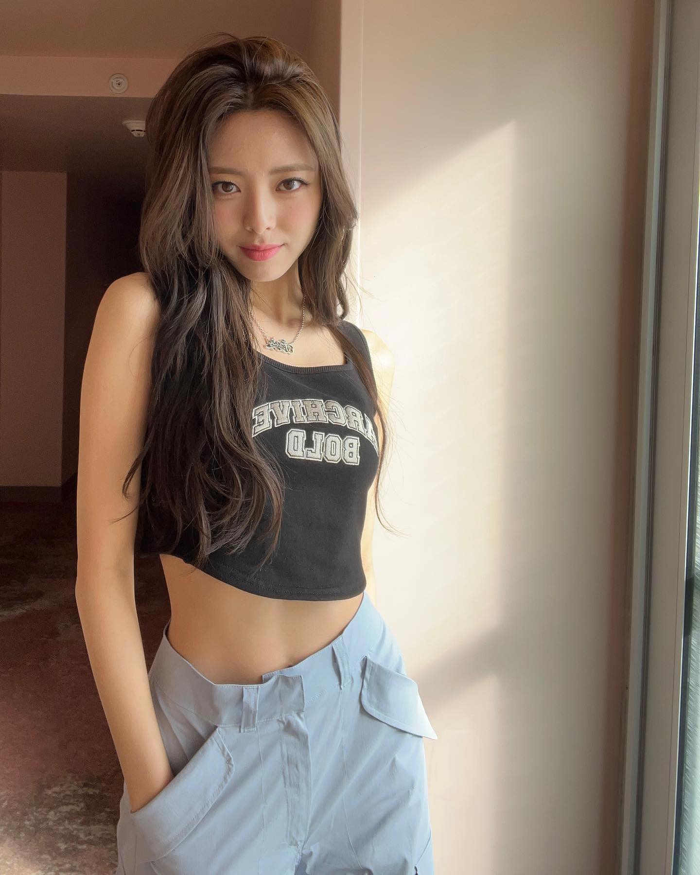 넘사 몸매🩶🩵유나 크롭티 코디 이미지