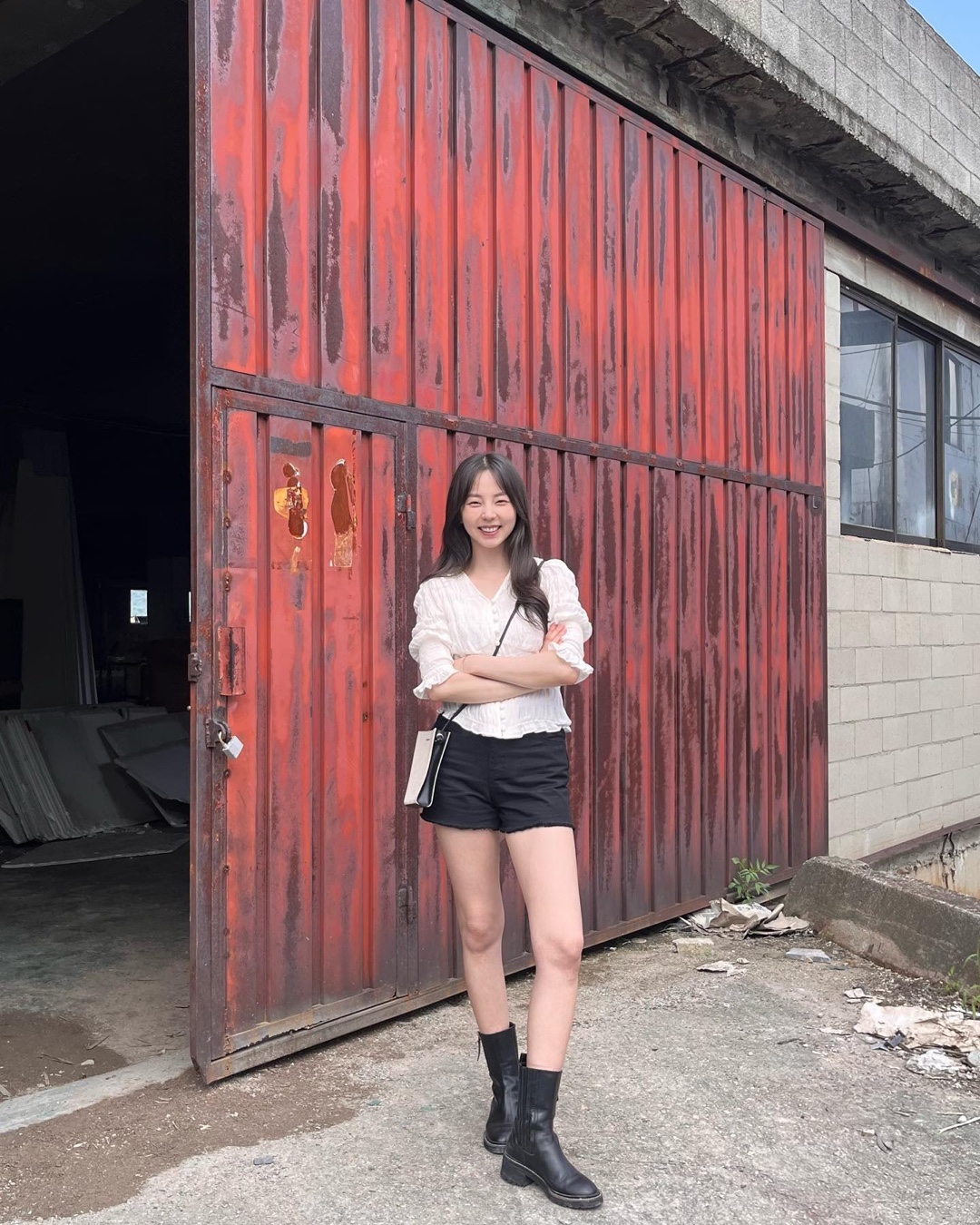 다리 길어보이는 블랙 숏데님🖤​ 이미지