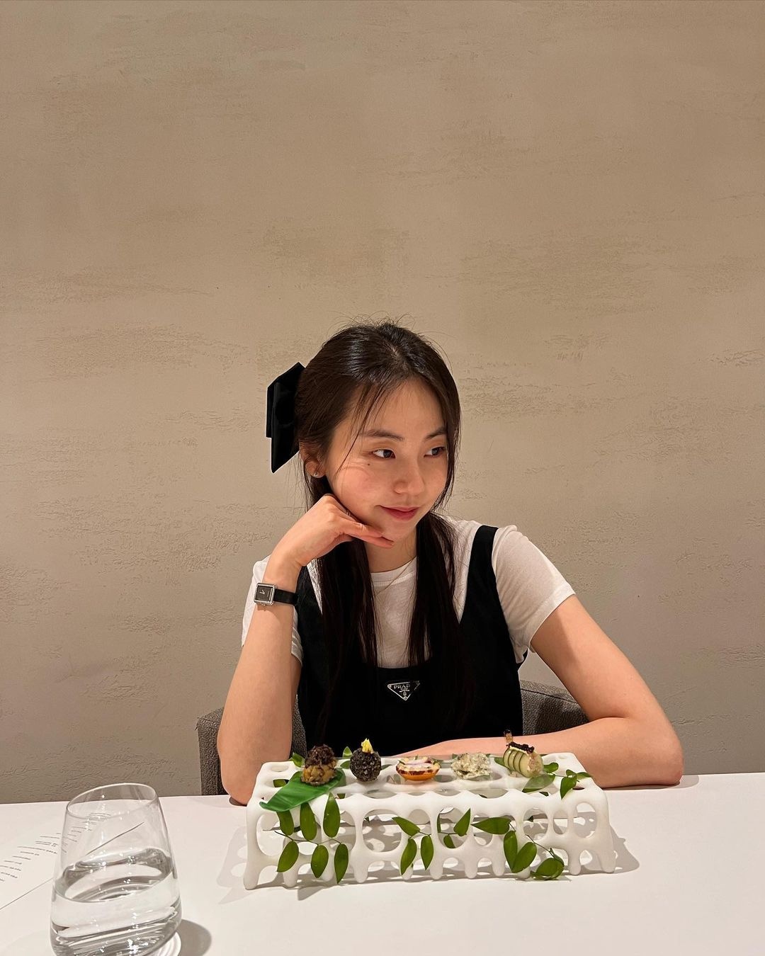 센스있게 흰반팔 레이어드🤍🩶 이미지